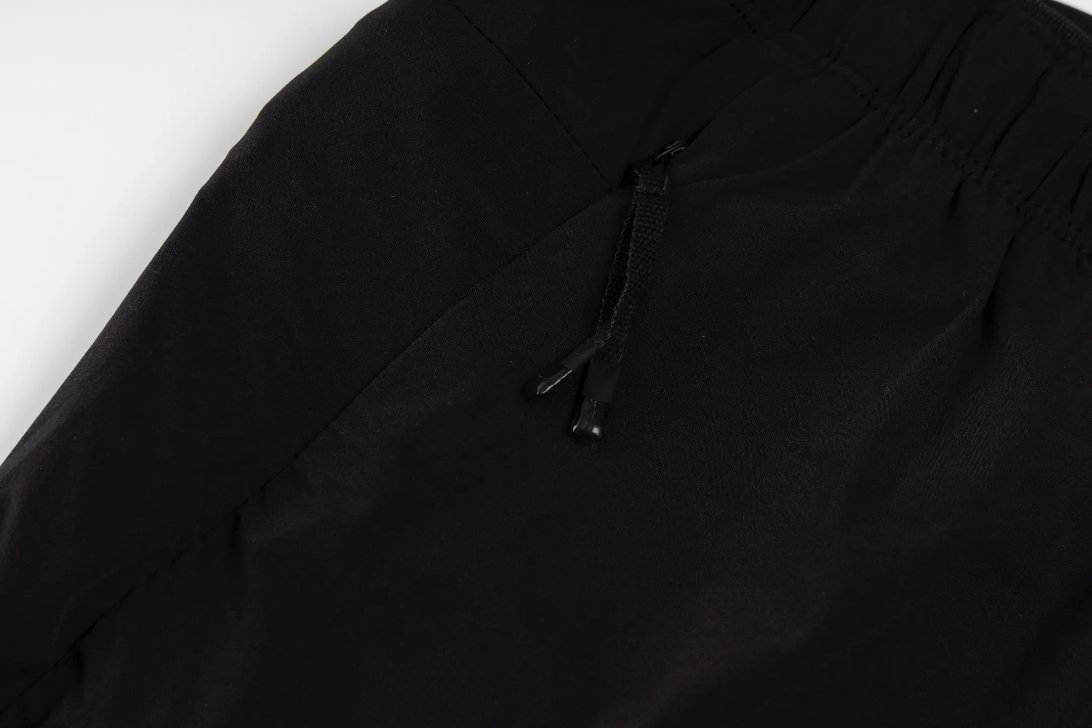 P340 [Exclusive supply] Moncler Mouth 25SS Badge Quick-drying Shorts The fabric is woven with a scientific blend of nylon and spandex to form a unique two-way elastic performance fabric in warp and weft. Spandex provides up to 40% transverse elasticity, while nylon enhances longitudinal stretch. Bidirectional stretch can achieve a deformation recovery rate of 140%, greatly increasing freedom of movement. The nylon fiber itself has high strength and tear resistance, and combined with the dense weave, it can effectively resist friction and snagging. The nylon yarn is processed with a special-shaped cross-section process to form micron-level breathable pores, and is paired with 20D ultra-fine denier fiber to achieve rapid perspiration even in high-temperature environments. The brand logo patch is created using liquid silicone three-dimensional injection molding process. The 3D micro-synaptic feel is perfectly integrated with the fabric. It has passed thousands of wear-resistant tests and still maintains a precise edge of 0.1mm. The side seam three-dimensional cutout secret pocket is equipped with a customized waterproof zipper, which forms a diagonal arc with the trouser body when closed, which is visually neat and practical while preventing items from shaking. The hidden drawstring and elastic band form a double insurance, and the waist can be freely adjusted by 5cm. Comes with a custom metal ring with air eyes for a neatly adjustable drawstring. Custom silicone logo patch, custom drawstring hole metal ring. Size:46-48-50-52