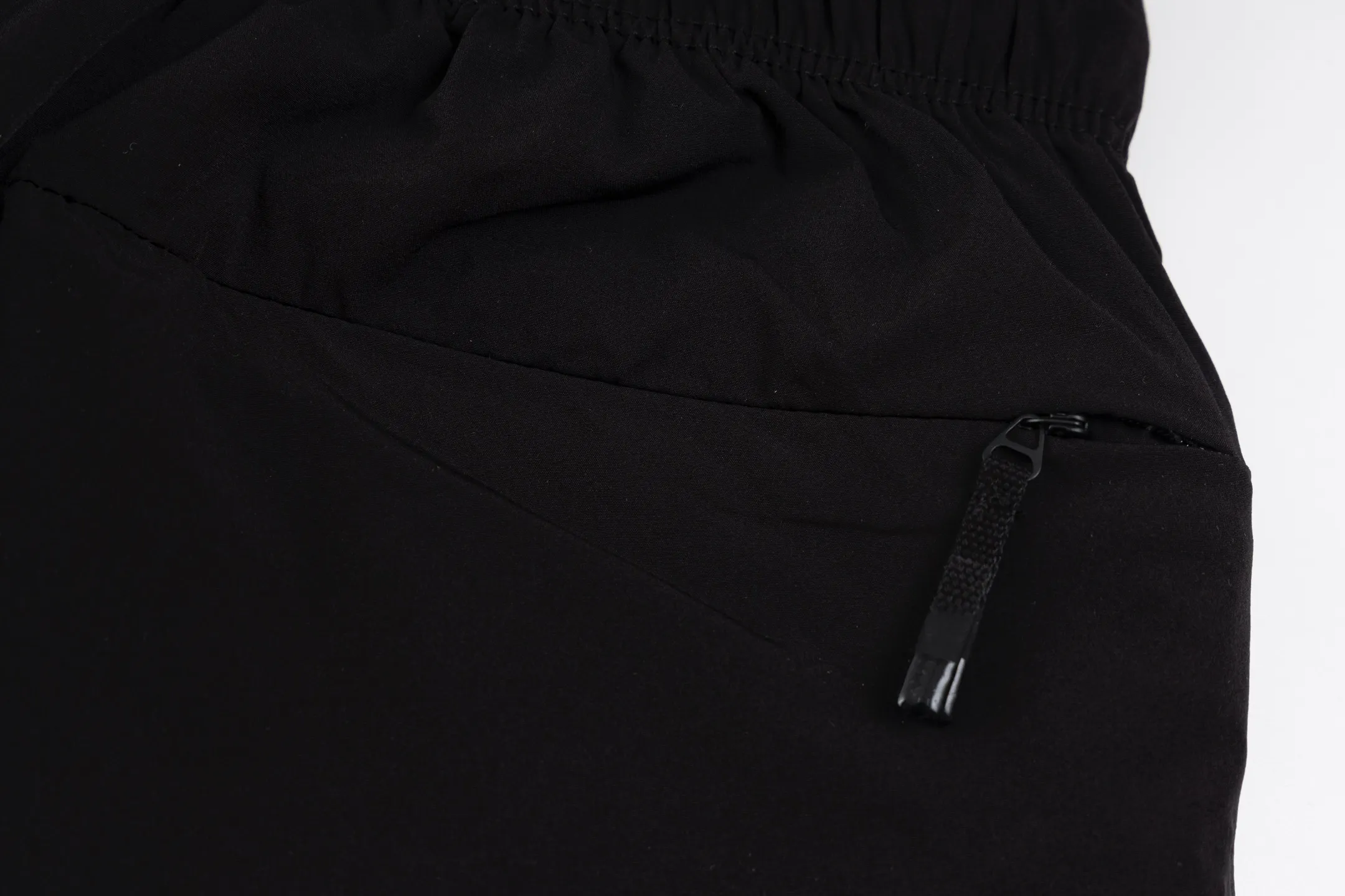 P340 [Exclusive supply] Moncler Mouth 25SS Badge Quick-drying Shorts The fabric is woven with a scientific blend of nylon and spandex to form a unique two-way elastic performance fabric in warp and weft. Spandex provides up to 40% transverse elasticity, while nylon enhances longitudinal stretch. Bidirectional stretch can achieve a deformation recovery rate of 140%, greatly increasing freedom of movement. The nylon fiber itself has high strength and tear resistance, and combined with the dense weave, it can effectively resist friction and snagging. The nylon yarn is processed with a special-shaped cross-section process to form micron-level breathable pores, and is paired with 20D ultra-fine denier fiber to achieve rapid perspiration even in high-temperature environments. The brand logo patch is created using liquid silicone three-dimensional injection molding process. The 3D micro-synaptic feel is perfectly integrated with the fabric. It has passed thousands of wear-resistant tests and still maintains a precise edge of 0.1mm. The side seam three-dimensional cutout secret pocket is equipped with a customized waterproof zipper, which forms a diagonal arc with the trouser body when closed, which is visually neat and practical while preventing items from shaking. The hidden drawstring and elastic band form a double insurance, and the waist can be freely adjusted by 5cm. Comes with a custom metal ring with air eyes for a neatly adjustable drawstring. Custom silicone logo patch, custom drawstring hole metal ring. Size:46-48-50-52