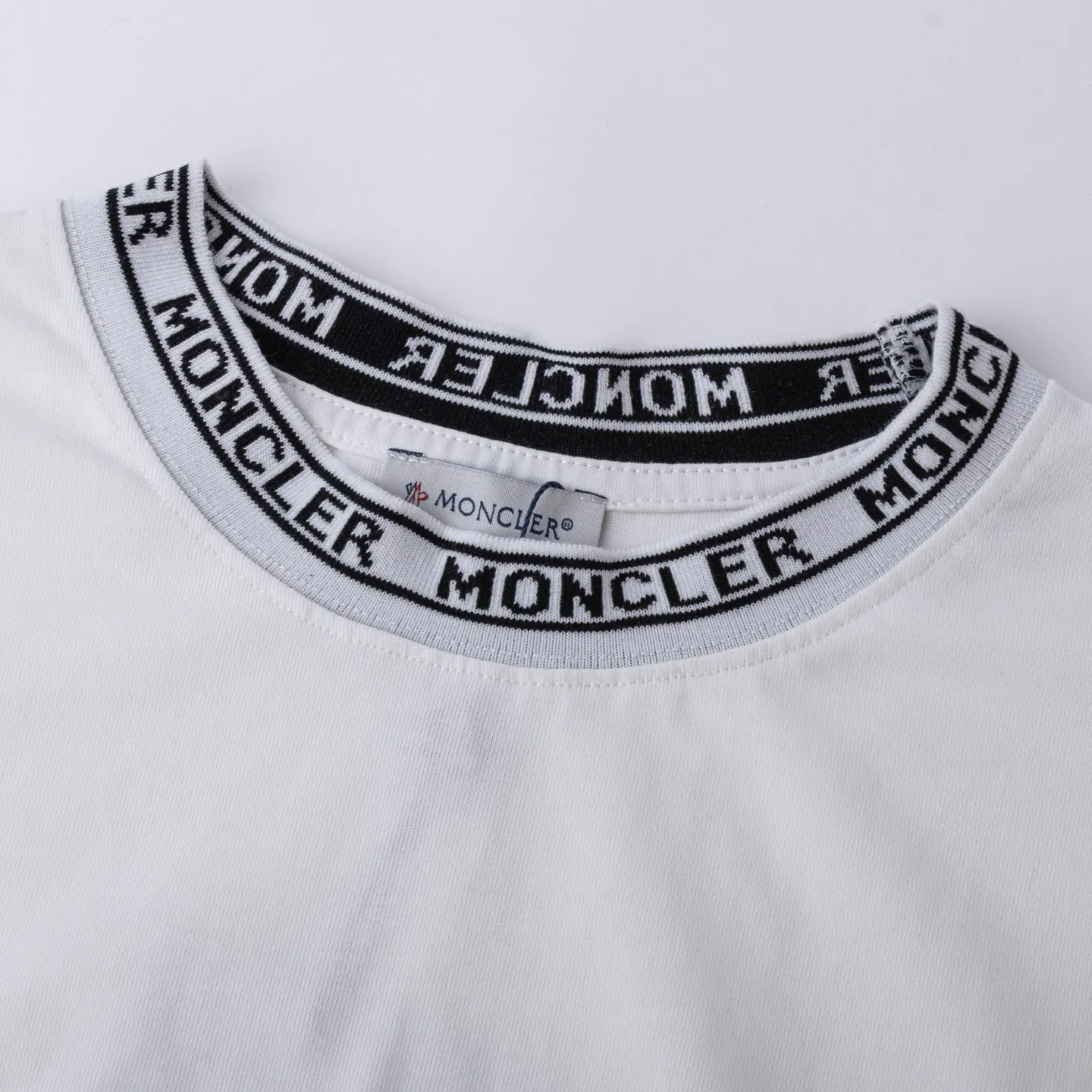 P134 Style No.: 816 〈MONCLER〉The price of the MONCLER is actually quite advantageous. Those who have been to the counters should know that the price of the MONCLER is not much cheaper than Gucci Burberry. It is just relatively low-key and unwilling to hype. It is a picture that you want to buy or not. It has an arrogant existence... Exclusively customized 270g 32-count double-yarn smooth cotton. The texture is very soft and comfortable. 100% different from the top fabrics in the market (does not shrink, deform, or pill). Matched with 320g 1*1 thread (fabric thread is dyed in the same vat, no color difference, thread is not easy to deform) Color: black white light floral gray burgundy code number: S-XL