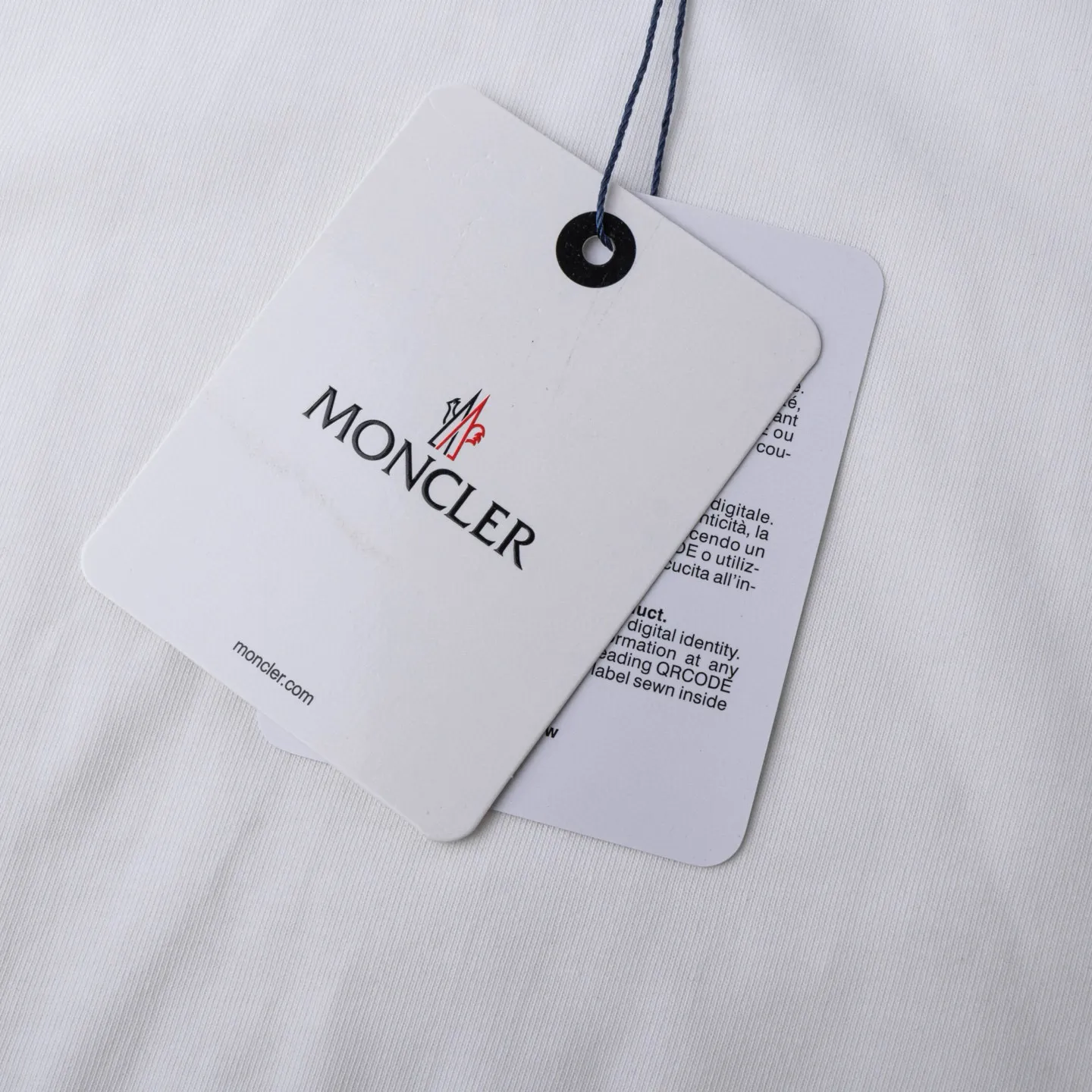P134 Style No.: 816 〈MONCLER〉The price of the MONCLER is actually quite advantageous. Those who have been to the counters should know that the price of the MONCLER is not much cheaper than Gucci Burberry. It is just relatively low-key and unwilling to hype. It is a picture that you want to buy or not. It has an arrogant existence... Exclusively customized 270g 32-count double-yarn smooth cotton. The texture is very soft and comfortable. 100% different from the top fabrics in the market (does not shrink, deform, or pill). Matched with 320g 1*1 thread (fabric thread is dyed in the same vat, no color difference, thread is not easy to deform) Color: black white light floral gray burgundy code number: S-XL
