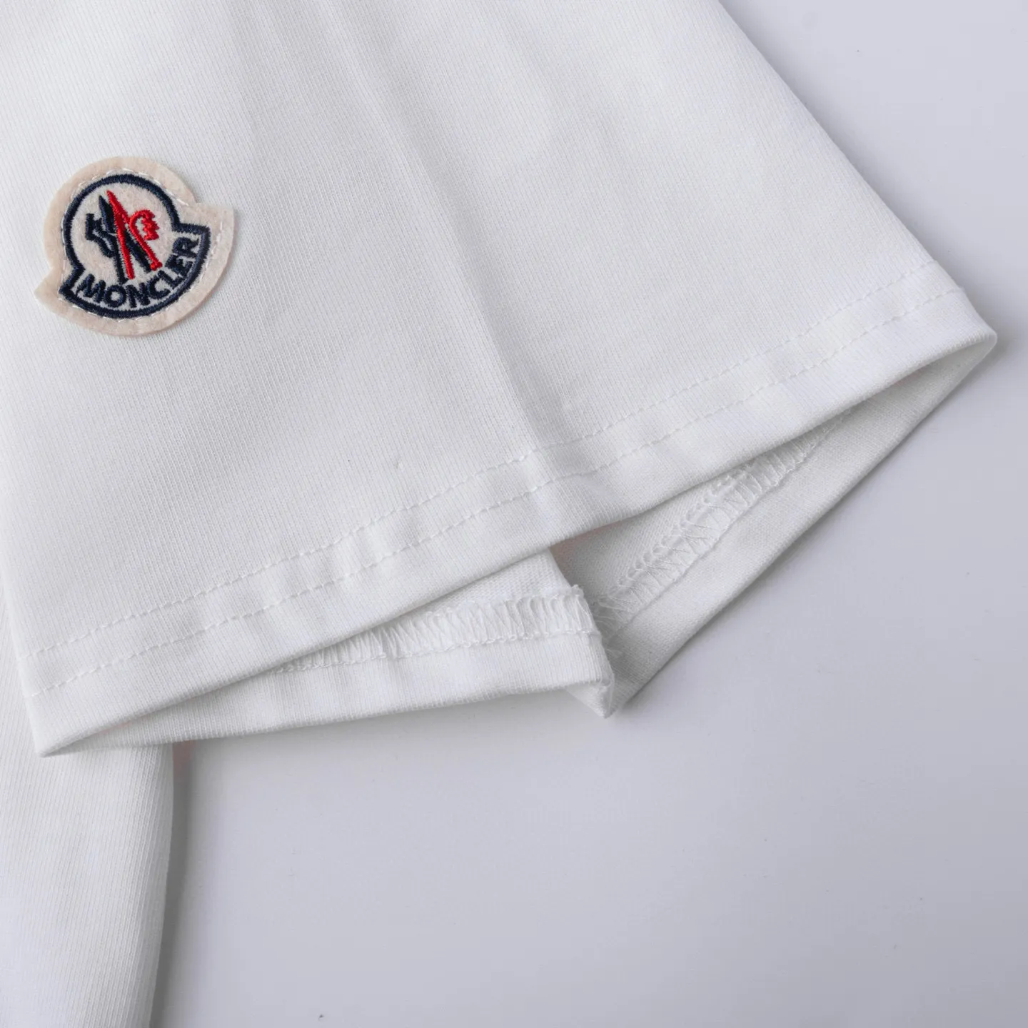 P134 Style No.: 816 〈MONCLER〉The price of the MONCLER is actually quite advantageous. Those who have been to the counters should know that the price of the MONCLER is not much cheaper than Gucci Burberry. It is just relatively low-key and unwilling to hype. It is a picture that you want to buy or not. It has an arrogant existence... Exclusively customized 270g 32-count double-yarn smooth cotton. The texture is very soft and comfortable. 100% different from the top fabrics in the market (does not shrink, deform, or pill). Matched with 320g 1*1 thread (fabric thread is dyed in the same vat, no color difference, thread is not easy to deform) Color: black white light floral gray burgundy code number: S-XL