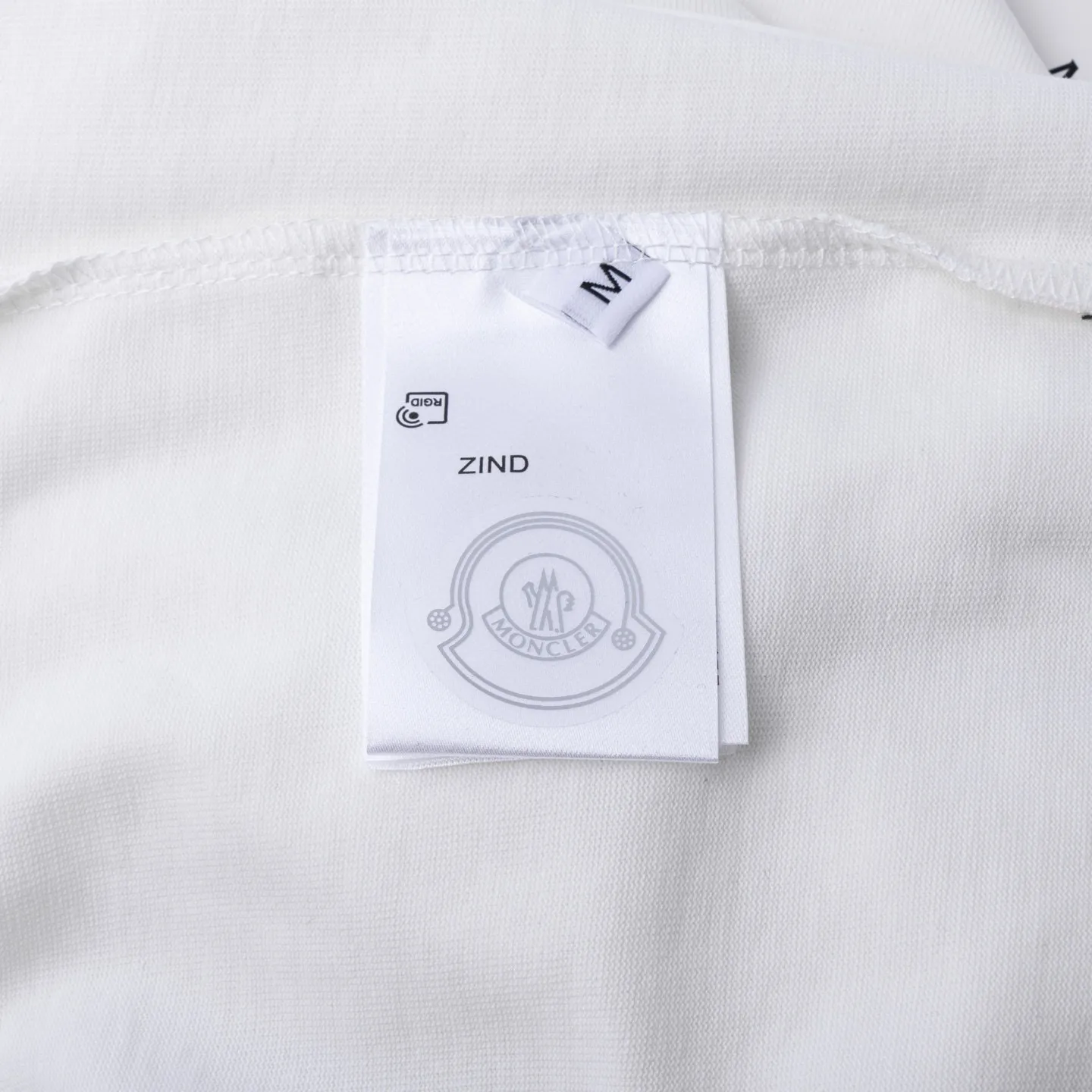 P134 Style No.: 816 〈MONCLER〉The price of the MONCLER is actually quite advantageous. Those who have been to the counters should know that the price of the MONCLER is not much cheaper than Gucci Burberry. It is just relatively low-key and unwilling to hype. It is a picture that you want to buy or not. It has an arrogant existence... Exclusively customized 270g 32-count double-yarn smooth cotton. The texture is very soft and comfortable. 100% different from the top fabrics in the market (does not shrink, deform, or pill). Matched with 320g 1*1 thread (fabric thread is dyed in the same vat, no color difference, thread is not easy to deform) Color: black white light floral gray burgundy code number: S-XL