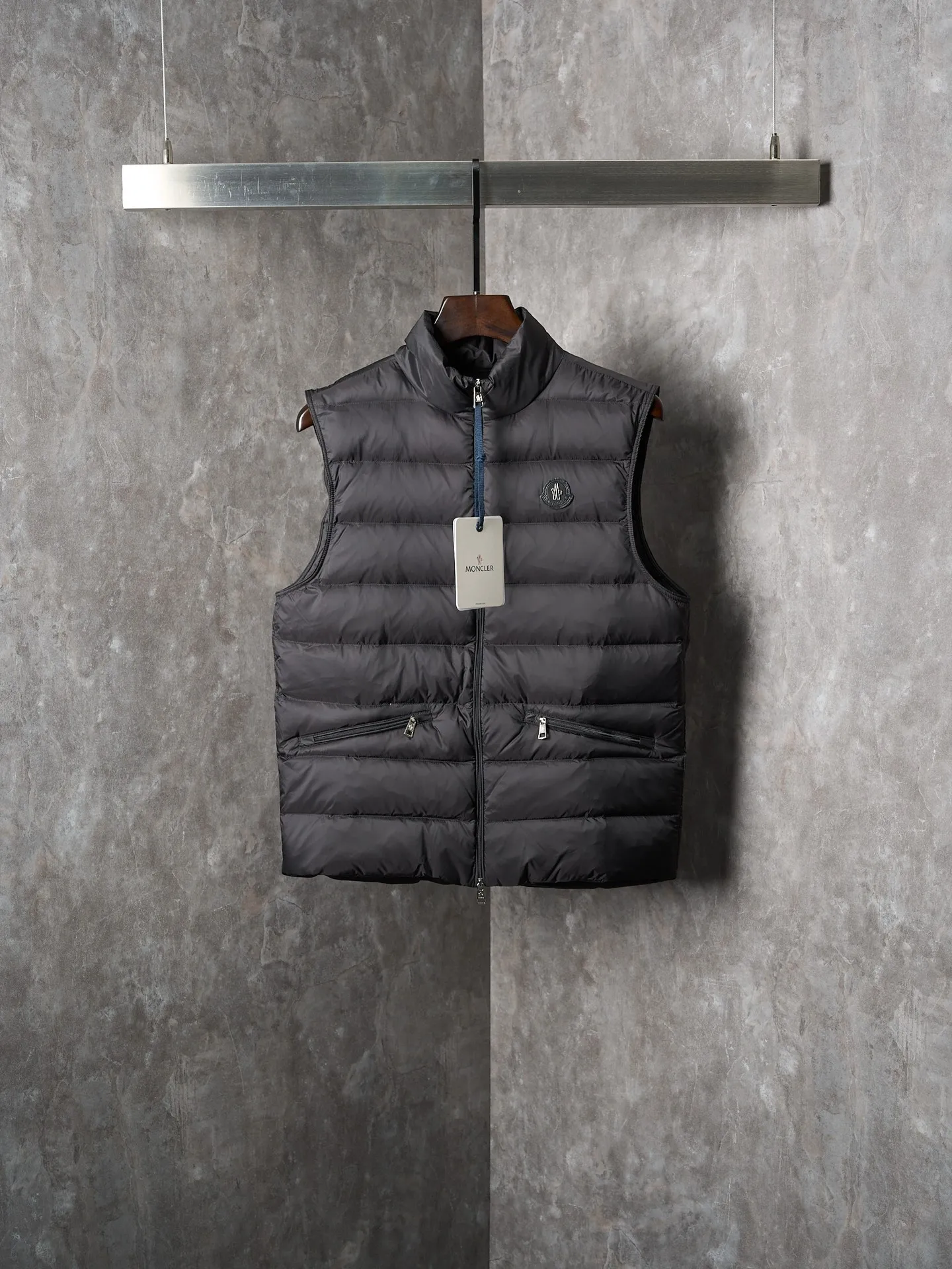 P580 Actual hanging auction] MONCLER/Mask Lechtal men's metal leather label solid color zipper stand collar nylon down vest [Ready stock] S M L XL XXL Lechtal down vest combines classic style and functional fabrics, and is a basic item in the modern gentleman's wardrobe. The Lechtal down vest is made from lightweight and durable functional Airsoft fabric. Various items can be layered according to weather conditions to create a variety of styles. Made of Airsoft fabric Airsoft lining, down filling Zip closure Zip pocket Leather logo patch
