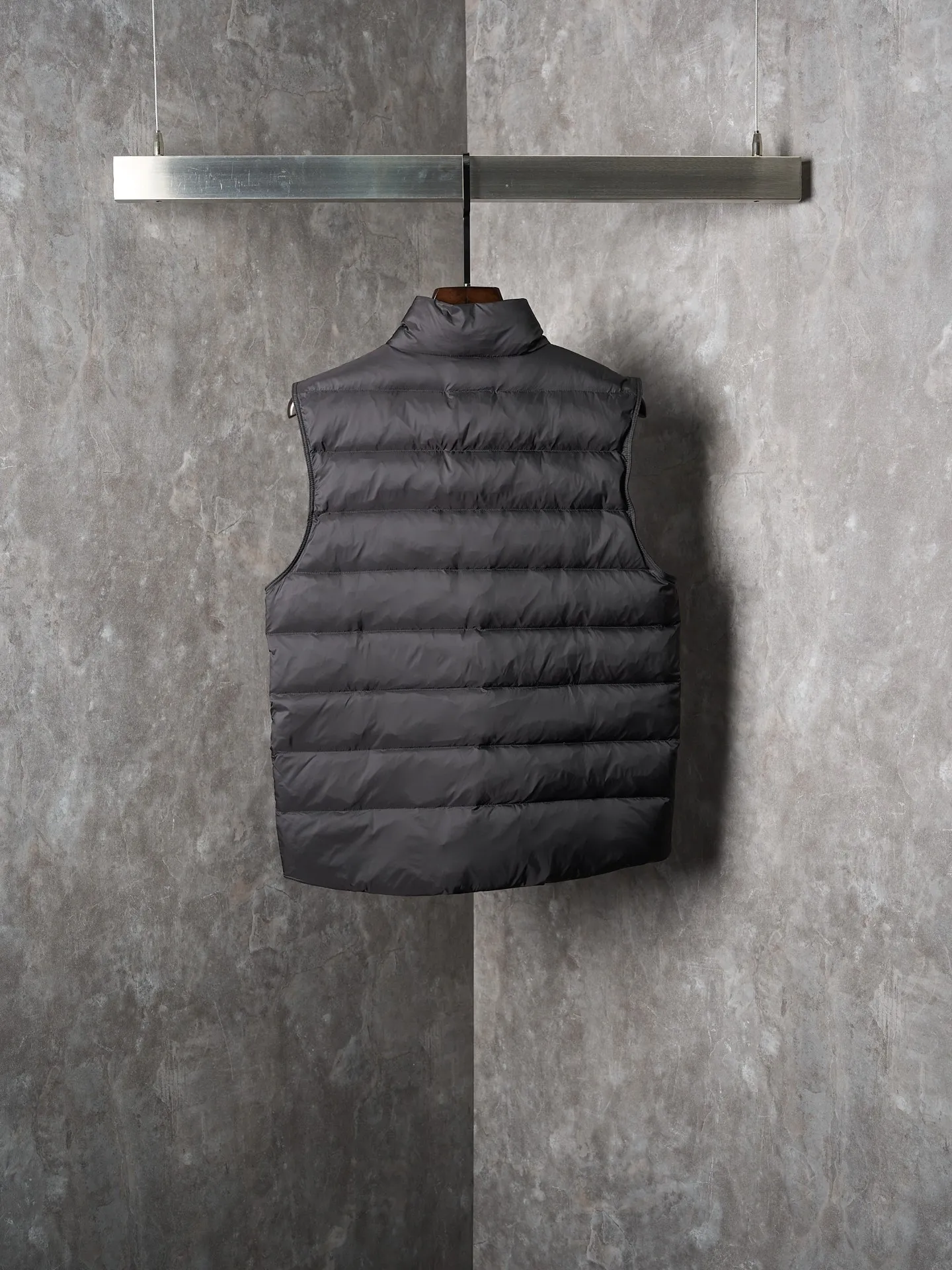 P580 Actual hanging auction] MONCLER/Mask Lechtal men's metal leather label solid color zipper stand collar nylon down vest [Ready stock] S M L XL XXL Lechtal down vest combines classic style and functional fabrics, and is a basic item in the modern gentleman's wardrobe. The Lechtal down vest is made from lightweight and durable functional Airsoft fabric. Various items can be layered according to weather conditions to create a variety of styles. Made of Airsoft fabric Airsoft lining, down filling Zip closure Zip pocket Leather logo patch
