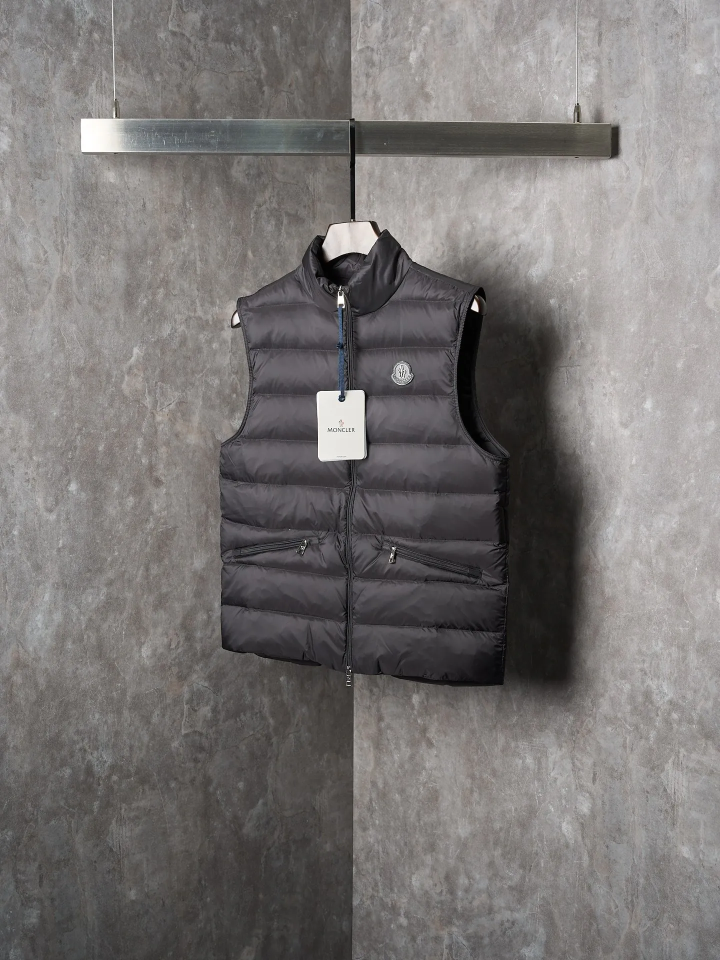 P580 Actual hanging auction] MONCLER/Mask Lechtal men's metal leather label solid color zipper stand collar nylon down vest [Ready stock] S M L XL XXL Lechtal down vest combines classic style and functional fabrics, and is a basic item in the modern gentleman's wardrobe. The Lechtal down vest is made from lightweight and durable functional Airsoft fabric. Various items can be layered according to weather conditions to create a variety of styles. Made of Airsoft fabric Airsoft lining, down filling Zip closure Zip pocket Leather logo patch