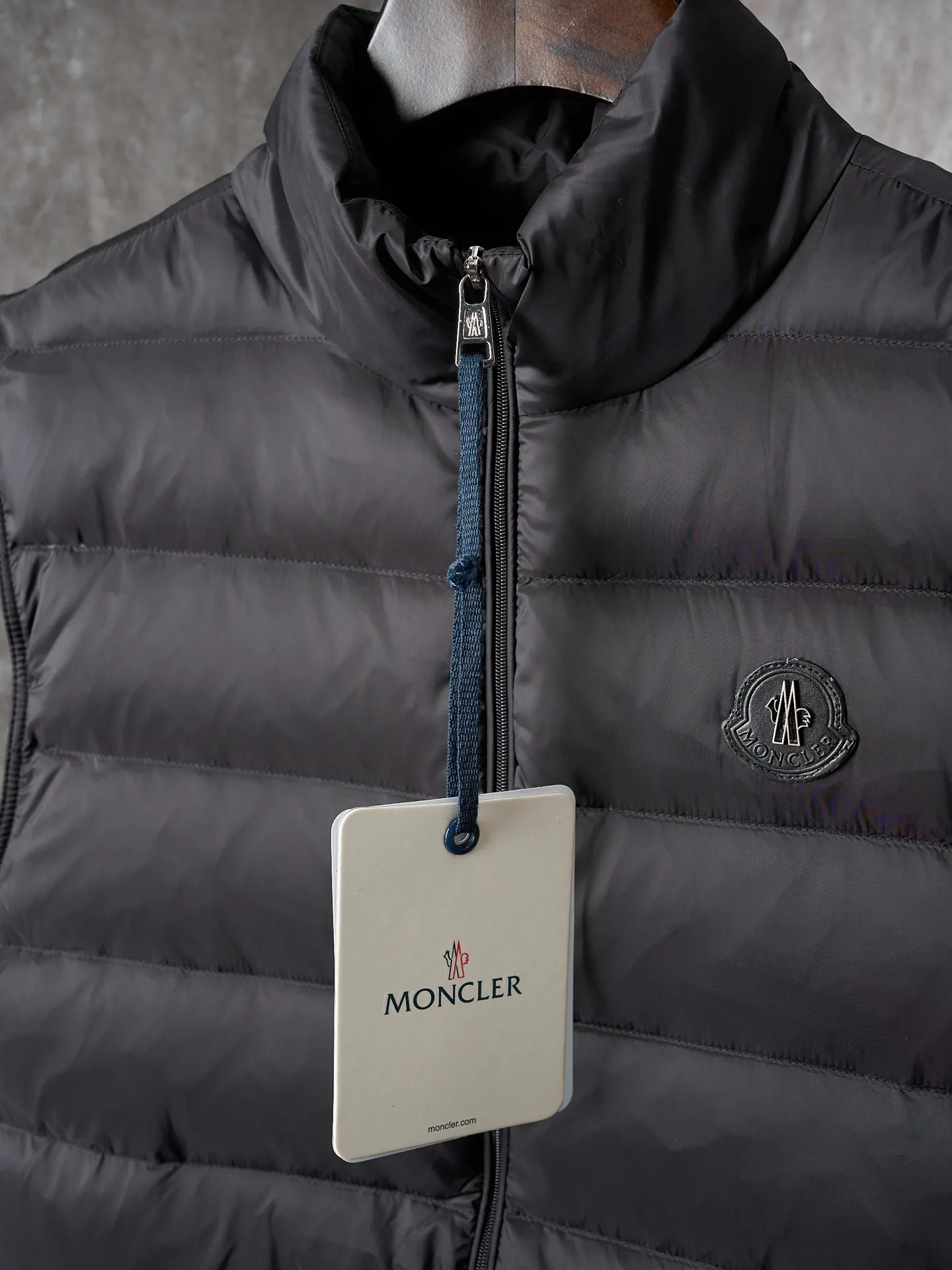 P580 Actual hanging auction] MONCLER/Mask Lechtal men's metal leather label solid color zipper stand collar nylon down vest [Ready stock] S M L XL XXL Lechtal down vest combines classic style and functional fabrics, and is a basic item in the modern gentleman's wardrobe. The Lechtal down vest is made from lightweight and durable functional Airsoft fabric. Various items can be layered according to weather conditions to create a variety of styles. Made of Airsoft fabric Airsoft lining, down filling Zip closure Zip pocket Leather logo patch