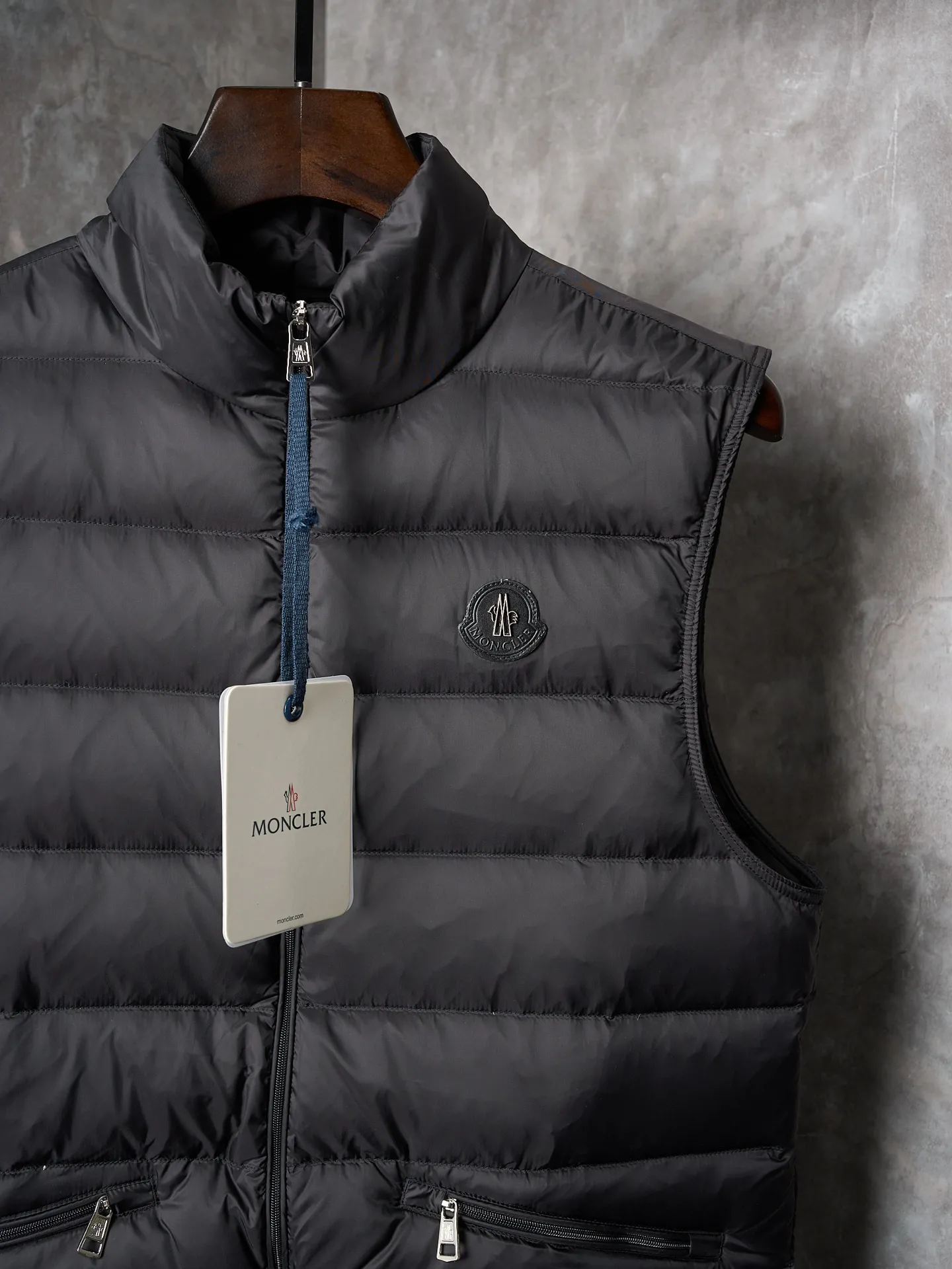 P580 Actual hanging auction] MONCLER/Mask Lechtal men's metal leather label solid color zipper stand collar nylon down vest [Ready stock] S M L XL XXL Lechtal down vest combines classic style and functional fabrics, and is a basic item in the modern gentleman's wardrobe. The Lechtal down vest is made from lightweight and durable functional Airsoft fabric. Various items can be layered according to weather conditions to create a variety of styles. Made of Airsoft fabric Airsoft lining, down filling Zip closure Zip pocket Leather logo patch