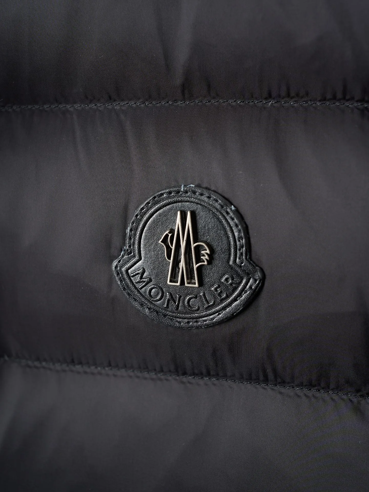 P580 Actual hanging auction] MONCLER/Mask Lechtal men's metal leather label solid color zipper stand collar nylon down vest [Ready stock] S M L XL XXL Lechtal down vest combines classic style and functional fabrics, and is a basic item in the modern gentleman's wardrobe. The Lechtal down vest is made from lightweight and durable functional Airsoft fabric. Various items can be layered according to weather conditions to create a variety of styles. Made of Airsoft fabric Airsoft lining, down filling Zip closure Zip pocket Leather logo patch
