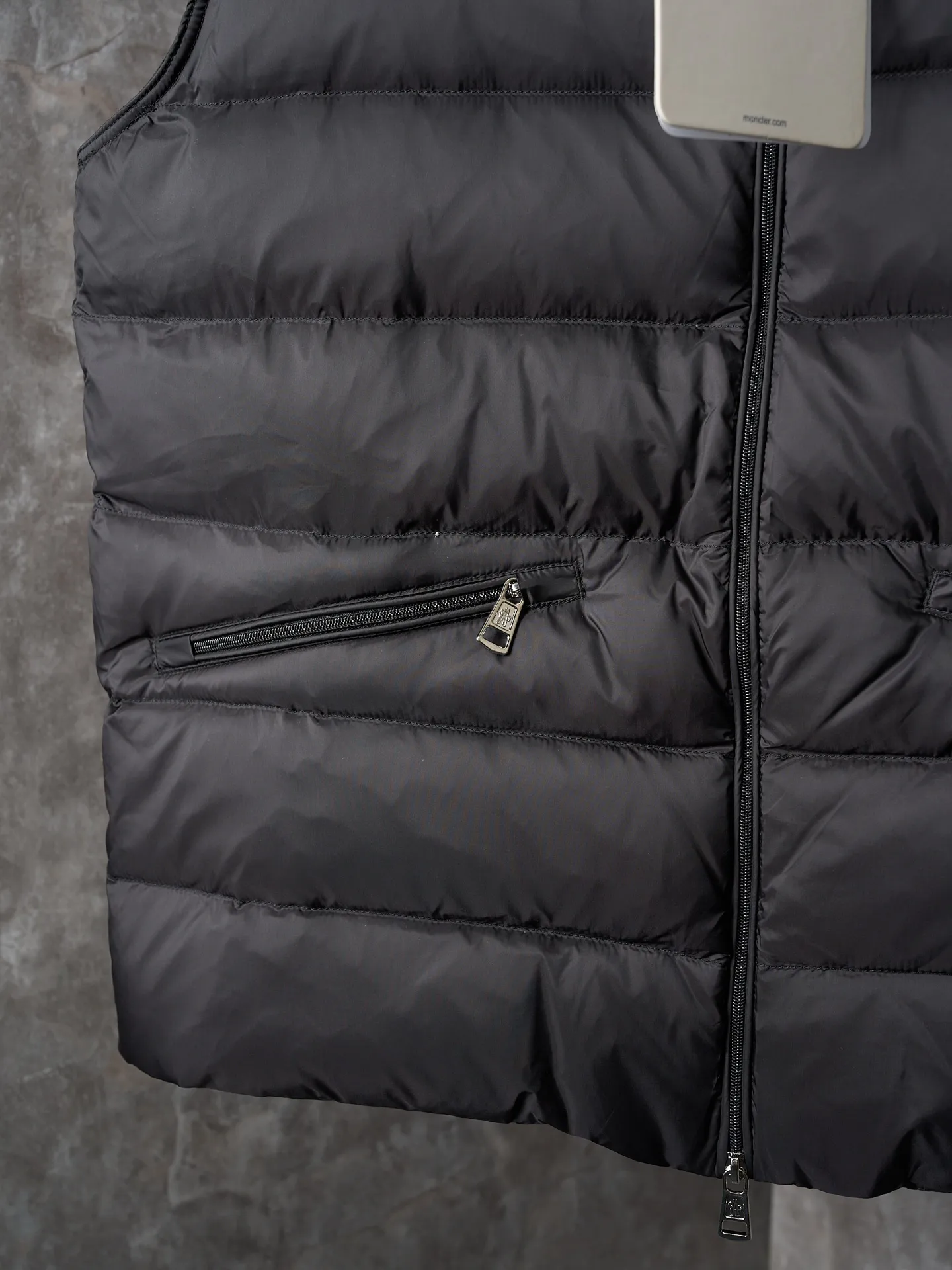 P580 Actual hanging auction] MONCLER/Mask Lechtal men's metal leather label solid color zipper stand collar nylon down vest [Ready stock] S M L XL XXL Lechtal down vest combines classic style and functional fabrics, and is a basic item in the modern gentleman's wardrobe. The Lechtal down vest is made from lightweight and durable functional Airsoft fabric. Various items can be layered according to weather conditions to create a variety of styles. Made of Airsoft fabric Airsoft lining, down filling Zip closure Zip pocket Leather logo patch