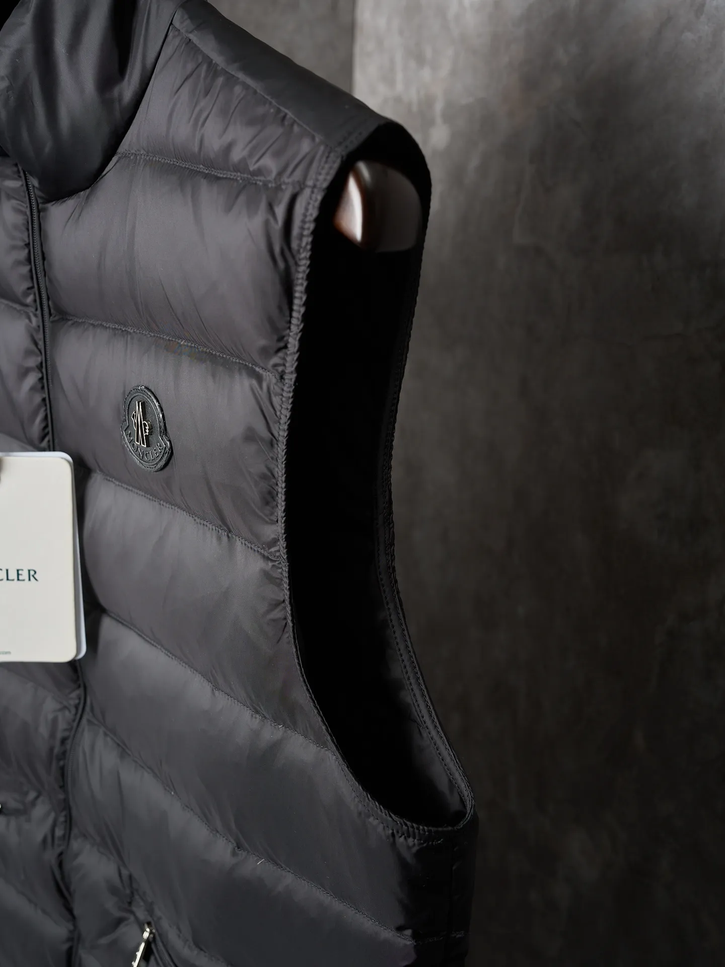 P580 Actual hanging auction] MONCLER/Mask Lechtal men's metal leather label solid color zipper stand collar nylon down vest [Ready stock] S M L XL XXL Lechtal down vest combines classic style and functional fabrics, and is a basic item in the modern gentleman's wardrobe. The Lechtal down vest is made from lightweight and durable functional Airsoft fabric. Various items can be layered according to weather conditions to create a variety of styles. Made of Airsoft fabric Airsoft lining, down filling Zip closure Zip pocket Leather logo patch
