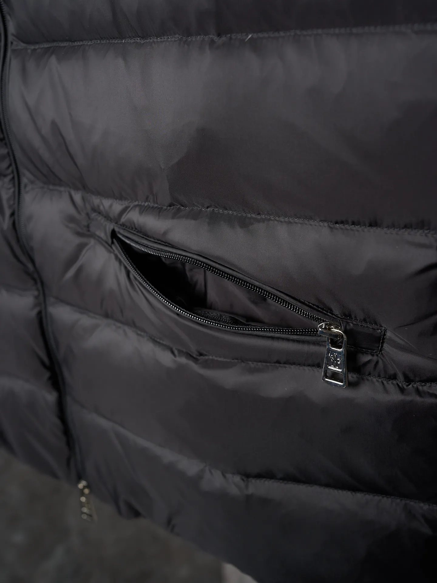 P580 Actual hanging auction] MONCLER/Mask Lechtal men's metal leather label solid color zipper stand collar nylon down vest [Ready stock] S M L XL XXL Lechtal down vest combines classic style and functional fabrics, and is a basic item in the modern gentleman's wardrobe. The Lechtal down vest is made from lightweight and durable functional Airsoft fabric. Various items can be layered according to weather conditions to create a variety of styles. Made of Airsoft fabric Airsoft lining, down filling Zip closure Zip pocket Leather logo patch