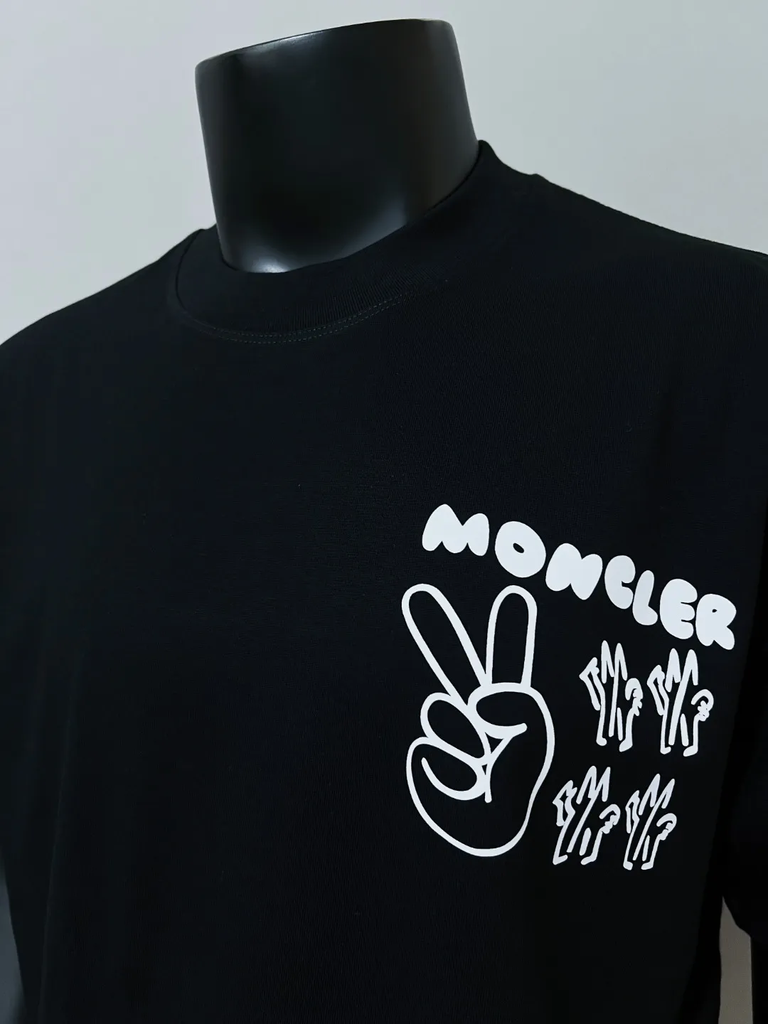 P140 MONCLER is new, 2026ss new official version, logo printed short-sleeved T-shirt, details match official version, logo size is strictly controlled , standard size, details are in sync with the official version; 240g double yarn 100% cotton fabric is selected, imported woven thread, the neckline is boned to prevent deformation, washed at high temperature at the factory, the fabric is soft and breathable, does not shrink and prevent deformation, NCF washed mark identification, details are in place and the upper body is good-looking, European size version, loose and suitable, the same color as the official website: black, size XS-L (L size can wear 200 pounds)