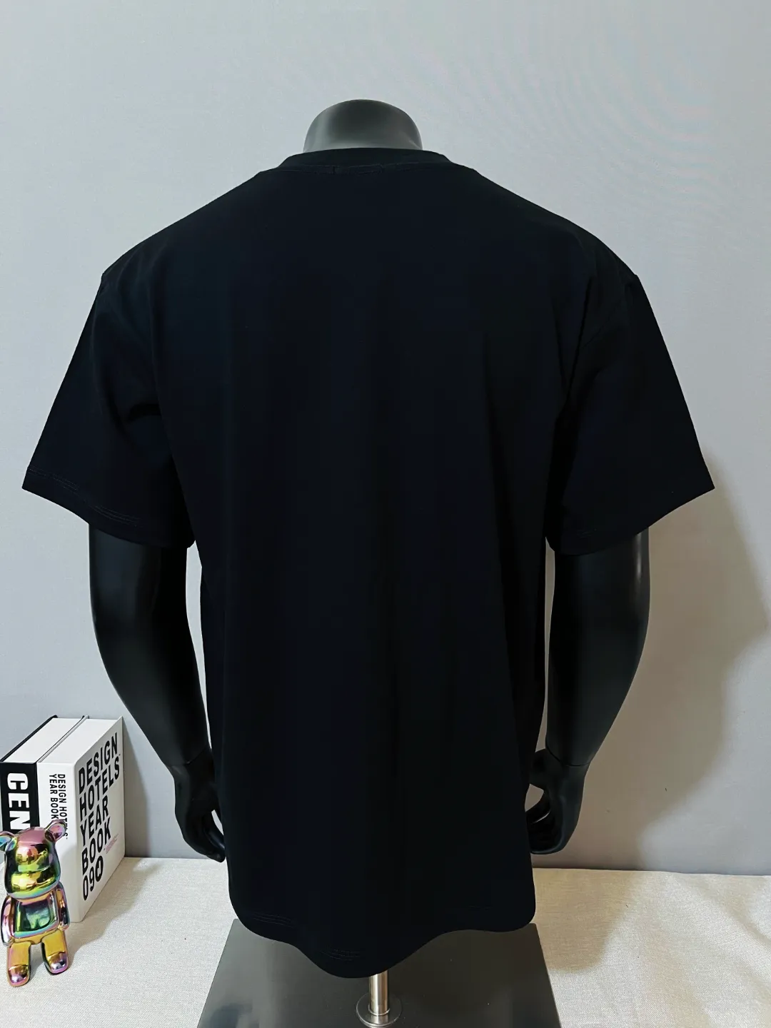 P140 MONCLER is new, 2026ss new official version, logo printed short-sleeved T-shirt, details match official version, logo size is strictly controlled , standard size, details are in sync with the official version; 240g double yarn 100% cotton fabric is selected, imported woven thread, the neckline is boned to prevent deformation, washed at high temperature at the factory, the fabric is soft and breathable, does not shrink and prevent deformation, NCF washed mark identification, details are in place and the upper body is good-looking, European size version, loose and suitable, the same color as the official website: black, size XS-L (L size can wear 200 pounds)