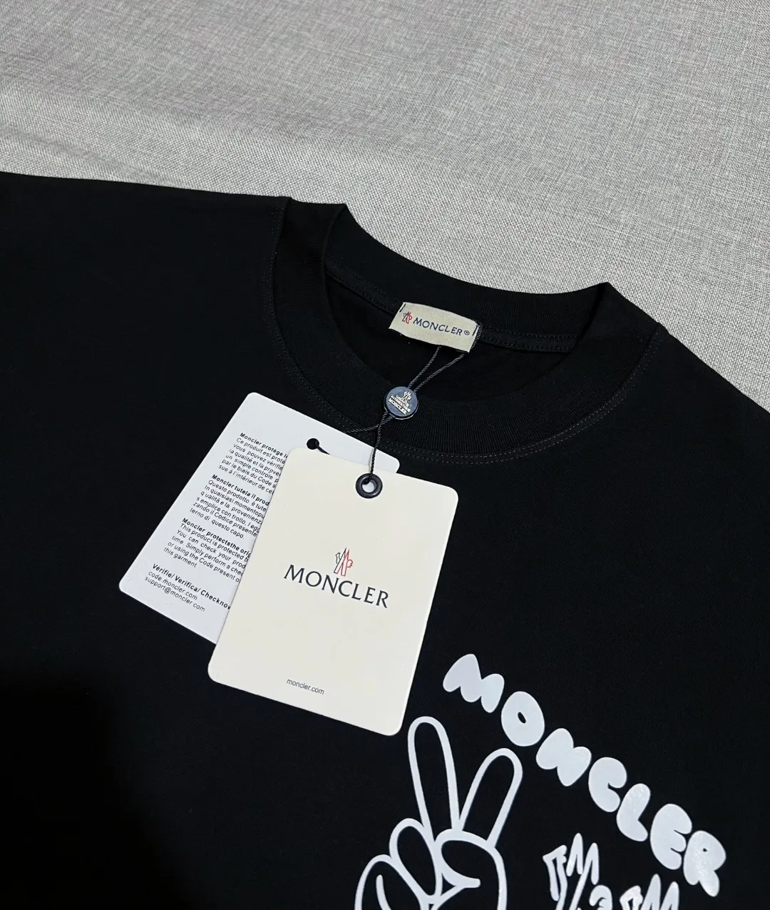 P140 MONCLER is new, 2026ss new official version, logo printed short-sleeved T-shirt, details match official version, logo size is strictly controlled , standard size, details are in sync with the official version; 240g double yarn 100% cotton fabric is selected, imported woven thread, the neckline is boned to prevent deformation, washed at high temperature at the factory, the fabric is soft and breathable, does not shrink and prevent deformation, NCF washed mark identification, details are in place and the upper body is good-looking, European size version, loose and suitable, the same color as the official website: black, size XS-L (L size can wear 200 pounds)