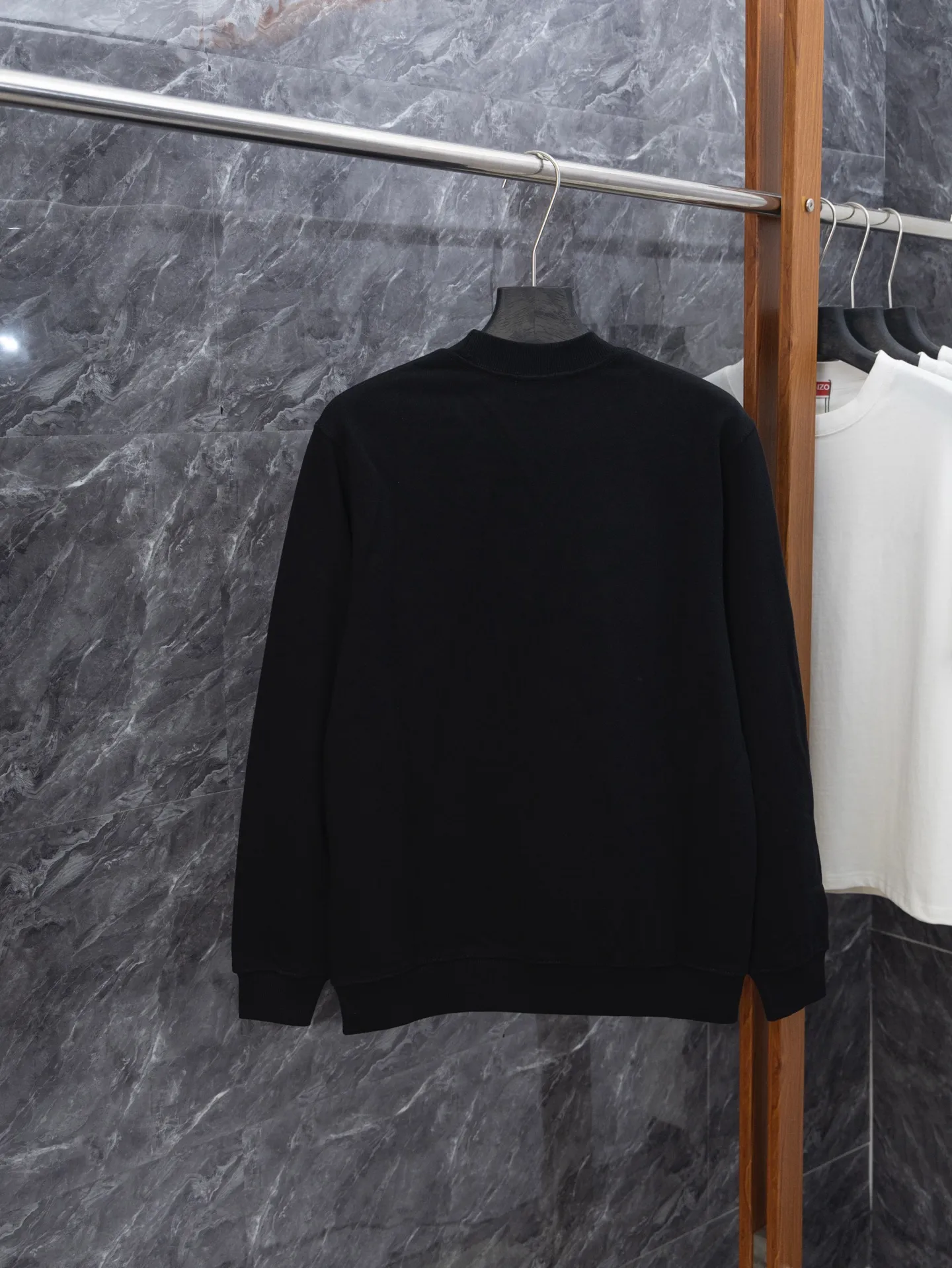 P200 model number J042 MONCLER classic flocked sleeves round neck sweatshirt with small label. Made of 460g terry fabric with clear lines. Original order customization 1:1 with smooth and delicate lines. Better hand feel. Not easy to deform, not easy to shrink, not easy to fade. Maintain long-lasting beauty. Color: Black, Navy, Size S-XL