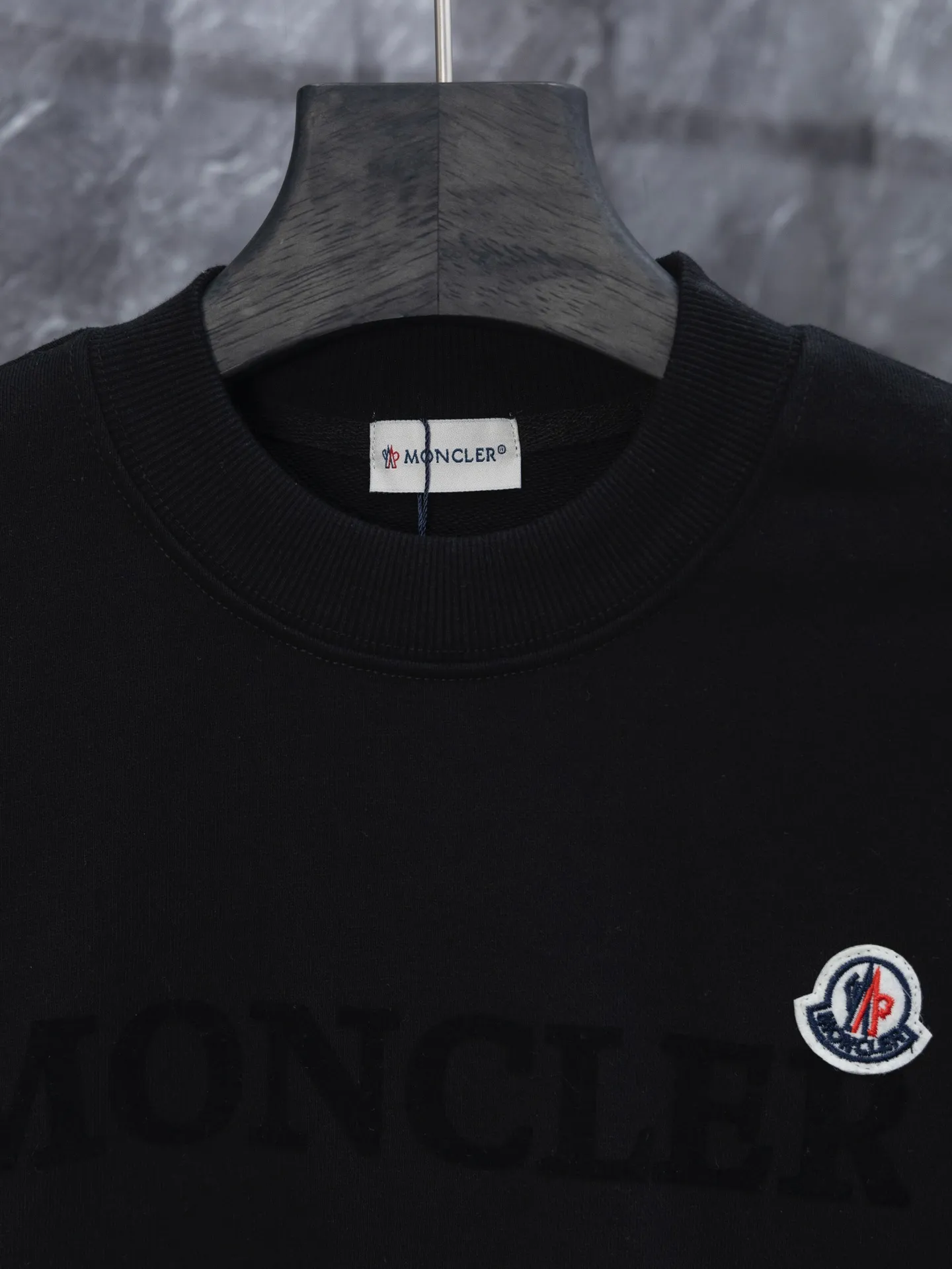 P200 model number J042 MONCLER classic flocked sleeves round neck sweatshirt with small label. Made of 460g terry fabric with clear lines. Original order customization 1:1 with smooth and delicate lines. Better hand feel. Not easy to deform, not easy to shrink, not easy to fade. Maintain long-lasting beauty. Color: Black, Navy, Size S-XL