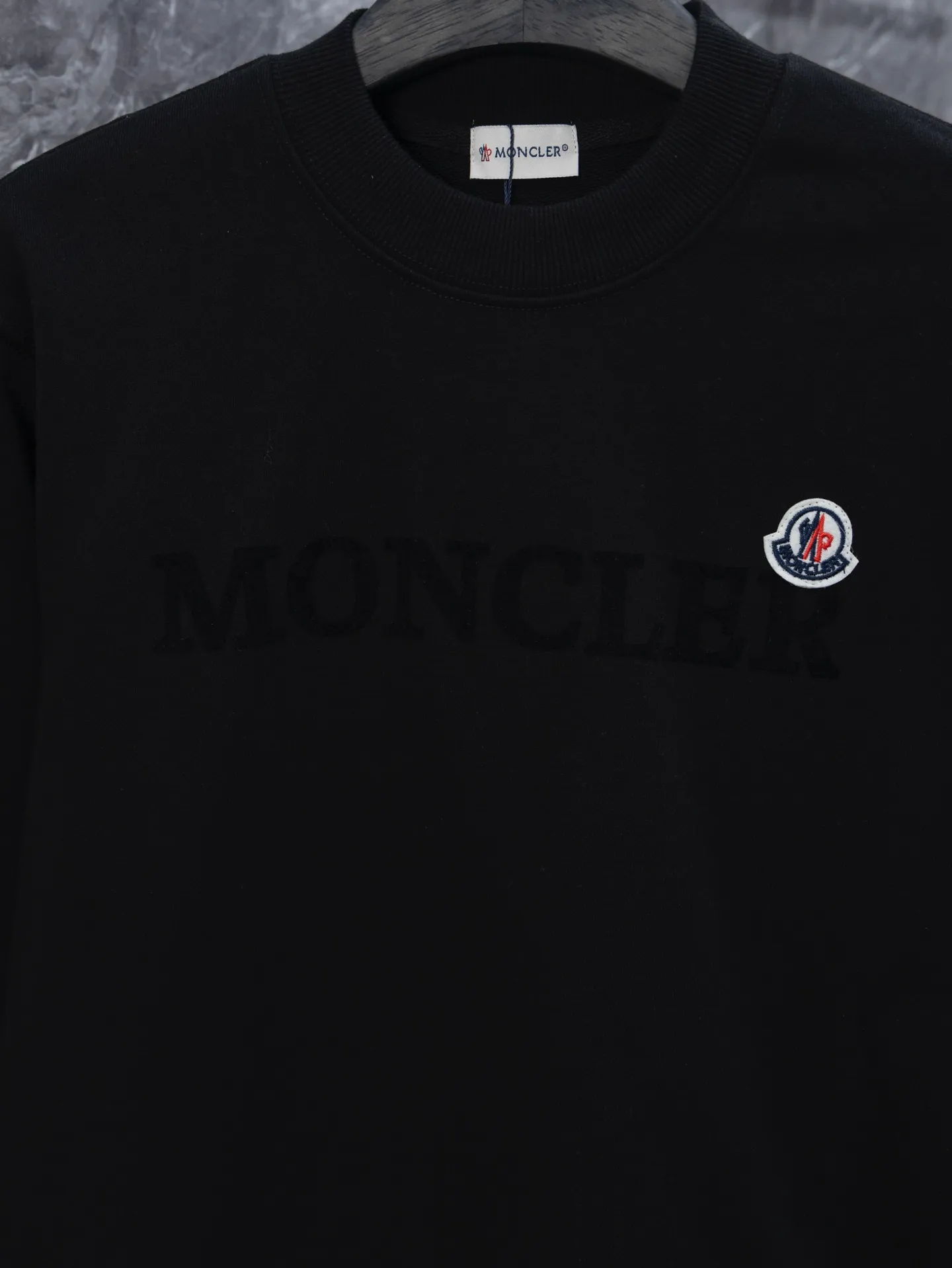 P200 model number J042 MONCLER classic flocked sleeves round neck sweatshirt with small label. Made of 460g terry fabric with clear lines. Original order customization 1:1 with smooth and delicate lines. Better hand feel. Not easy to deform, not easy to shrink, not easy to fade. Maintain long-lasting beauty. Color: Black, Navy, Size S-XL