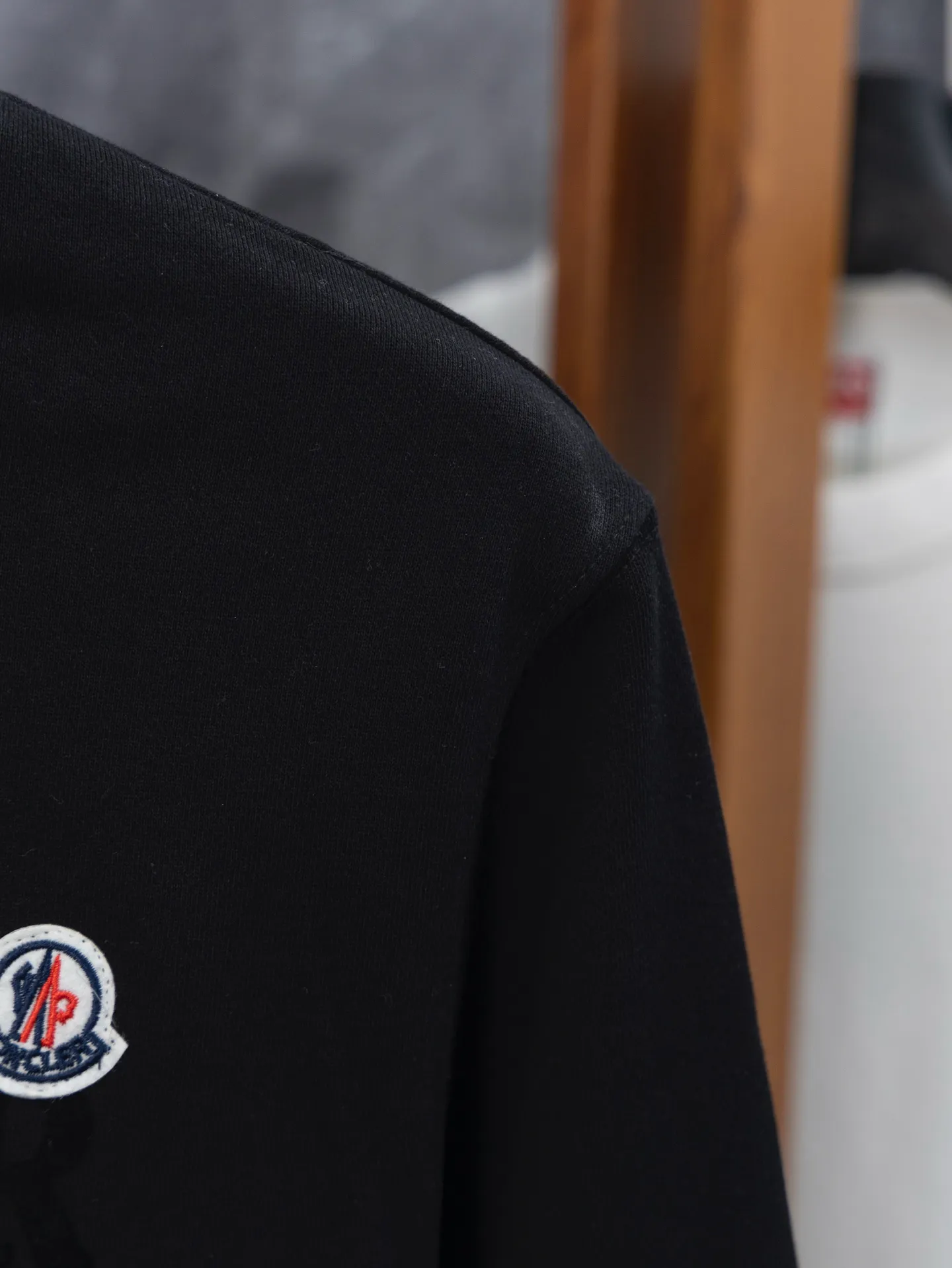 P200 model number J042 MONCLER classic flocked sleeves round neck sweatshirt with small label. Made of 460g terry fabric with clear lines. Original order customization 1:1 with smooth and delicate lines. Better hand feel. Not easy to deform, not easy to shrink, not easy to fade. Maintain long-lasting beauty. Color: Black, Navy, Size S-XL