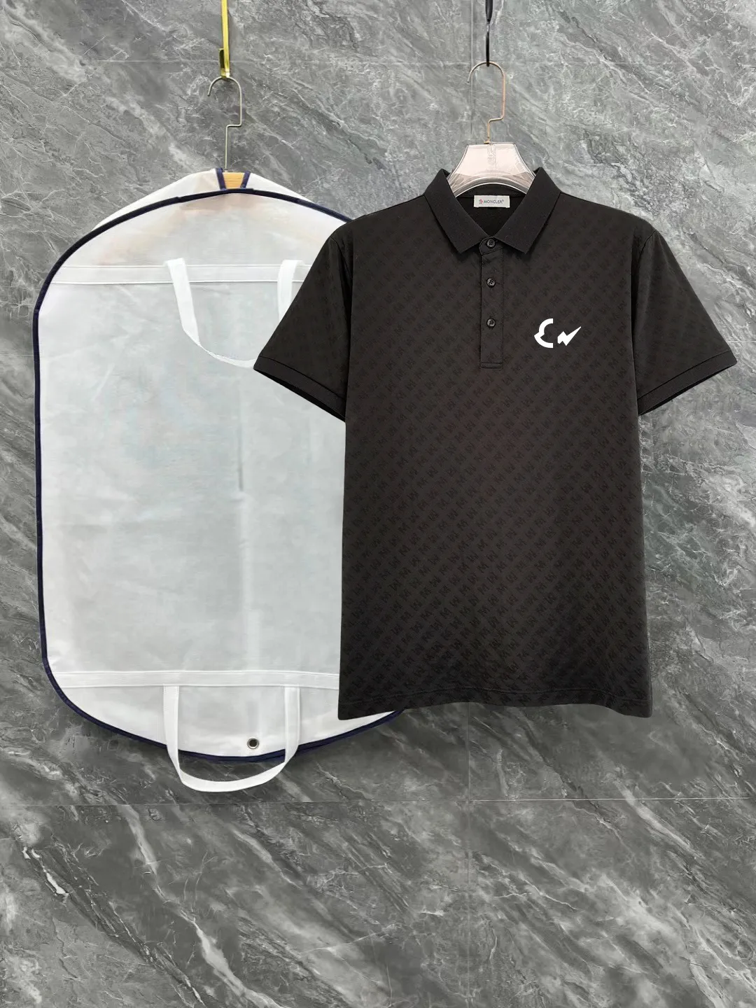 P210 High-end quality Moncler masked 25 spring and summer full jacquard lapel short sleeves. This short sleeve is made of Tencel➕cotton fabric, with double jacquard all over. It is carefully made and the upper body is refreshing! Update your casual look. Exquisite tailoring, complete with three-label accessories. Really heavy-duty. It is a fashionable item. The front is decorated with the brand LOGO. It is genuine YB custom fabric. It will never be faked. This piece looks really good when worn! Looks great with any combination! No gender distinction, same style for men and women Color: Black White Size: M L XL XXL XXXL