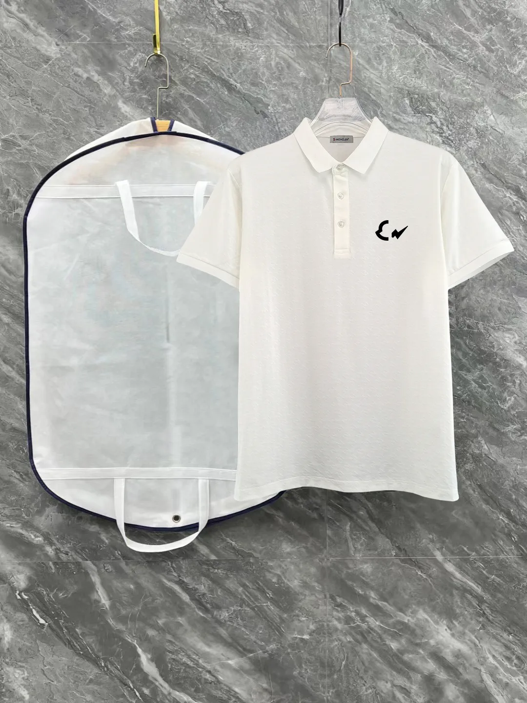 P210 High-end quality Moncler masked 25 spring and summer full jacquard lapel short sleeves. This short sleeve is made of Tencel➕cotton fabric, with double jacquard all over. It is carefully made and the upper body is refreshing! Update your casual look. Exquisite tailoring, complete with three-label accessories. Really heavy-duty. It is a fashionable item. The front is decorated with the brand LOGO. It is genuine YB custom fabric. It will never be faked. This piece looks really good when worn! Looks great with any combination! No gender distinction, same style for men and women Color: Black White Size: M L XL XXL XXXL