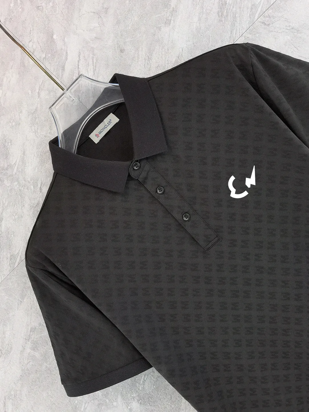 P210 High-end quality Moncler masked 25 spring and summer full jacquard lapel short sleeves. This short sleeve is made of Tencel➕cotton fabric, with double jacquard all over. It is carefully made and the upper body is refreshing! Update your casual look. Exquisite tailoring, complete with three-label accessories. Really heavy-duty. It is a fashionable item. The front is decorated with the brand LOGO. It is genuine YB custom fabric. It will never be faked. This piece looks really good when worn! Looks great with any combination! No gender distinction, same style for men and women Color: Black White Size: M L XL XXL XXXL