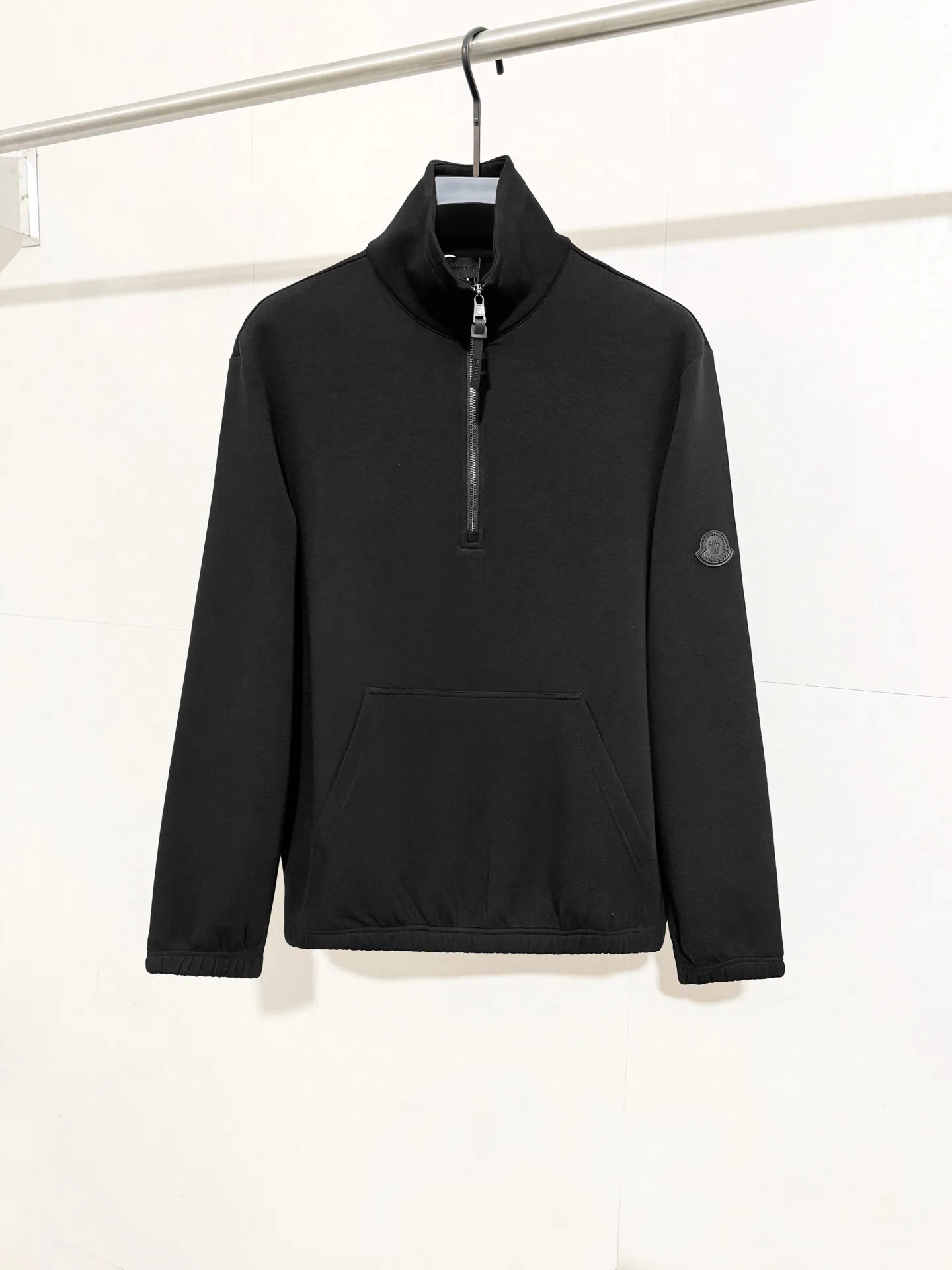 P370 ZP version) - Moncler muzzle classic, genuine leather badge half-zip simple casual stand-up collar sweatshirt - Made of exclusive custom imported 450g air cotton fabric, the upper body is extremely comfortable, complete custom accessories, exclusive quality difference currency, welcome to compare - Color: black - Size: S M L XL