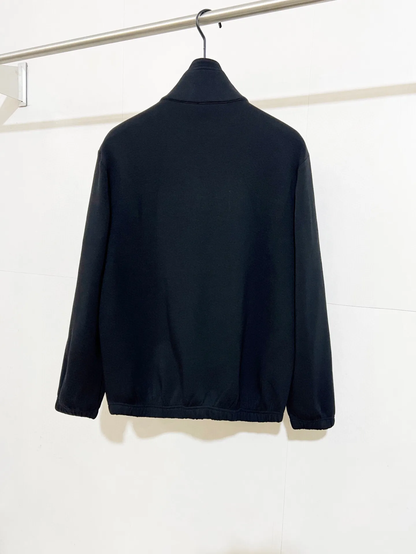 P370 ZP version) - Moncler muzzle classic, genuine leather badge half-zip simple casual stand-up collar sweatshirt - Made of exclusive custom imported 450g air cotton fabric, the upper body is extremely comfortable, complete custom accessories, exclusive quality difference currency, welcome to compare - Color: black - Size: S M L XL