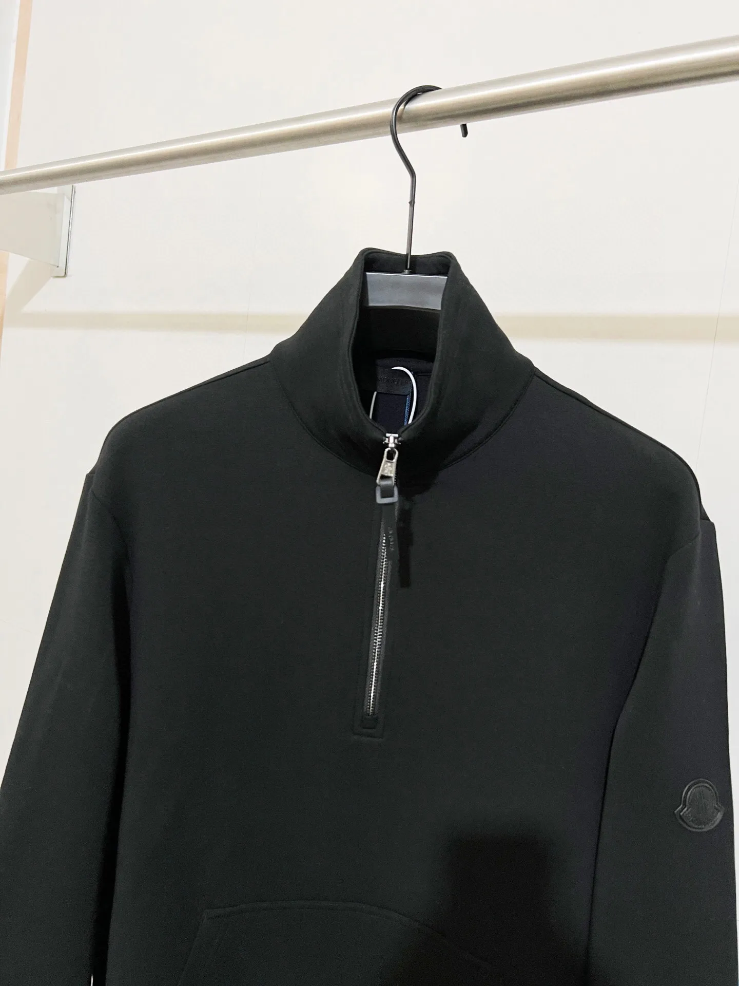 P370 ZP version) - Moncler muzzle classic, genuine leather badge half-zip simple casual stand-up collar sweatshirt - Made of exclusive custom imported 450g air cotton fabric, the upper body is extremely comfortable, complete custom accessories, exclusive quality difference currency, welcome to compare - Color: black - Size: S M L XL