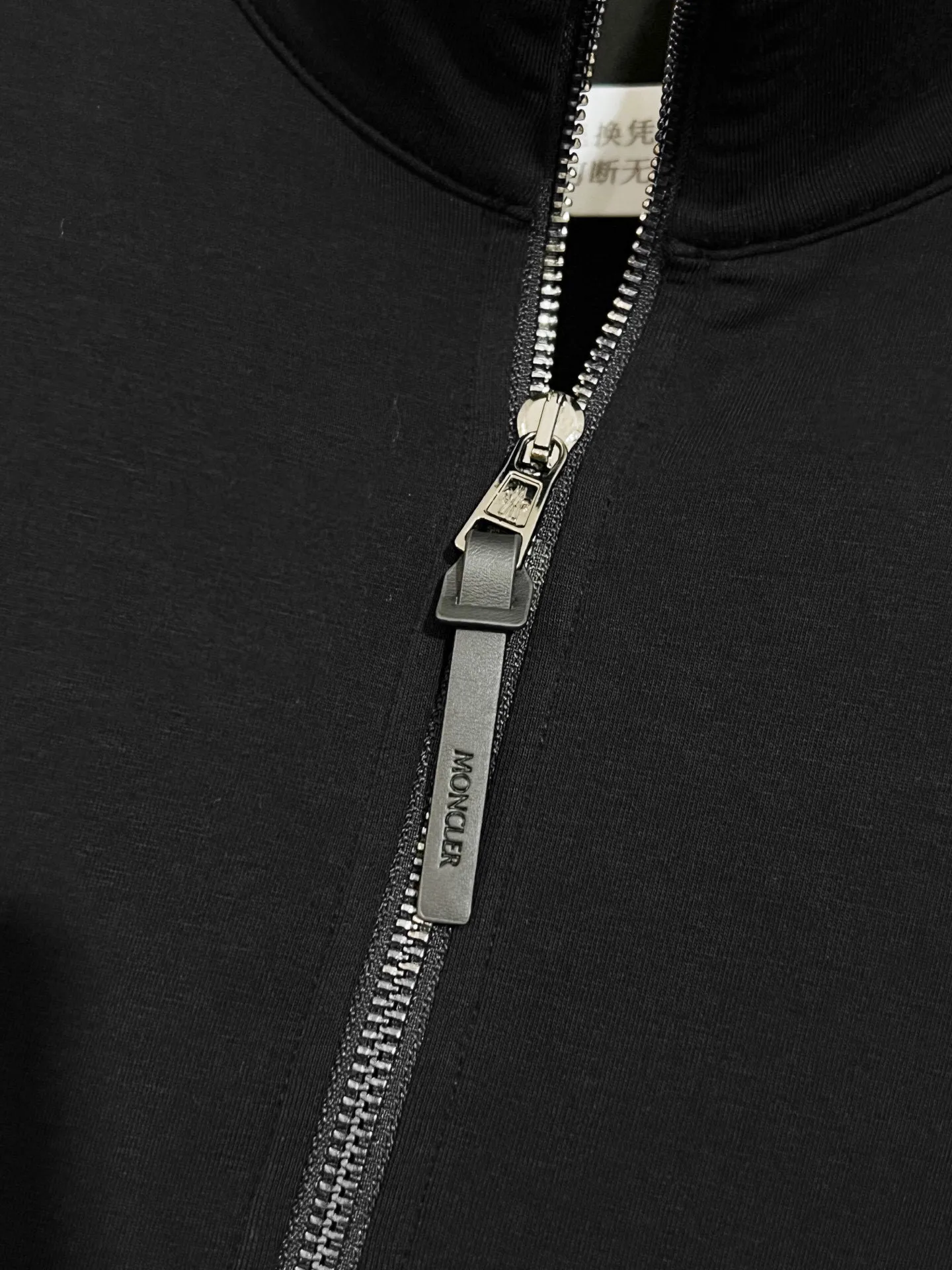 P370 ZP version) - Moncler muzzle classic, genuine leather badge half-zip simple casual stand-up collar sweatshirt - Made of exclusive custom imported 450g air cotton fabric, the upper body is extremely comfortable, complete custom accessories, exclusive quality difference currency, welcome to compare - Color: black - Size: S M L XL