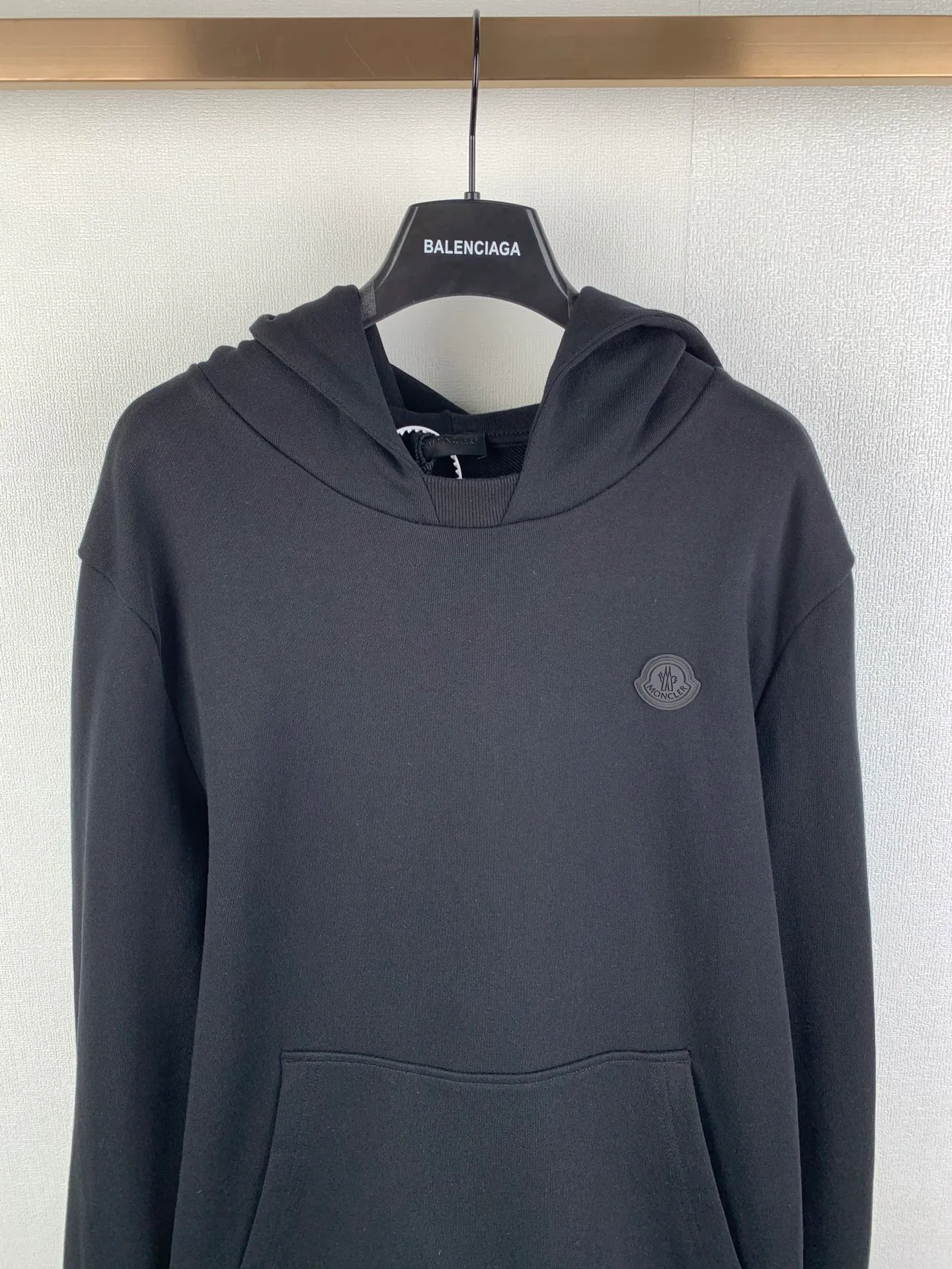 P470 MONCLER hooded cotton same color sweatshirt with back logo ●Authentic 6150 purchase and development ●420g new Maybach combed cotton terry sweatshirt material ●480g 2*2 cotton combed cotton rib ●Fabric enzyme wash ●High temperature heat transfer ●Customized 1:1 plastic label ●Customized 1:1 trademark ●Fit version ●Size: S M L XL
