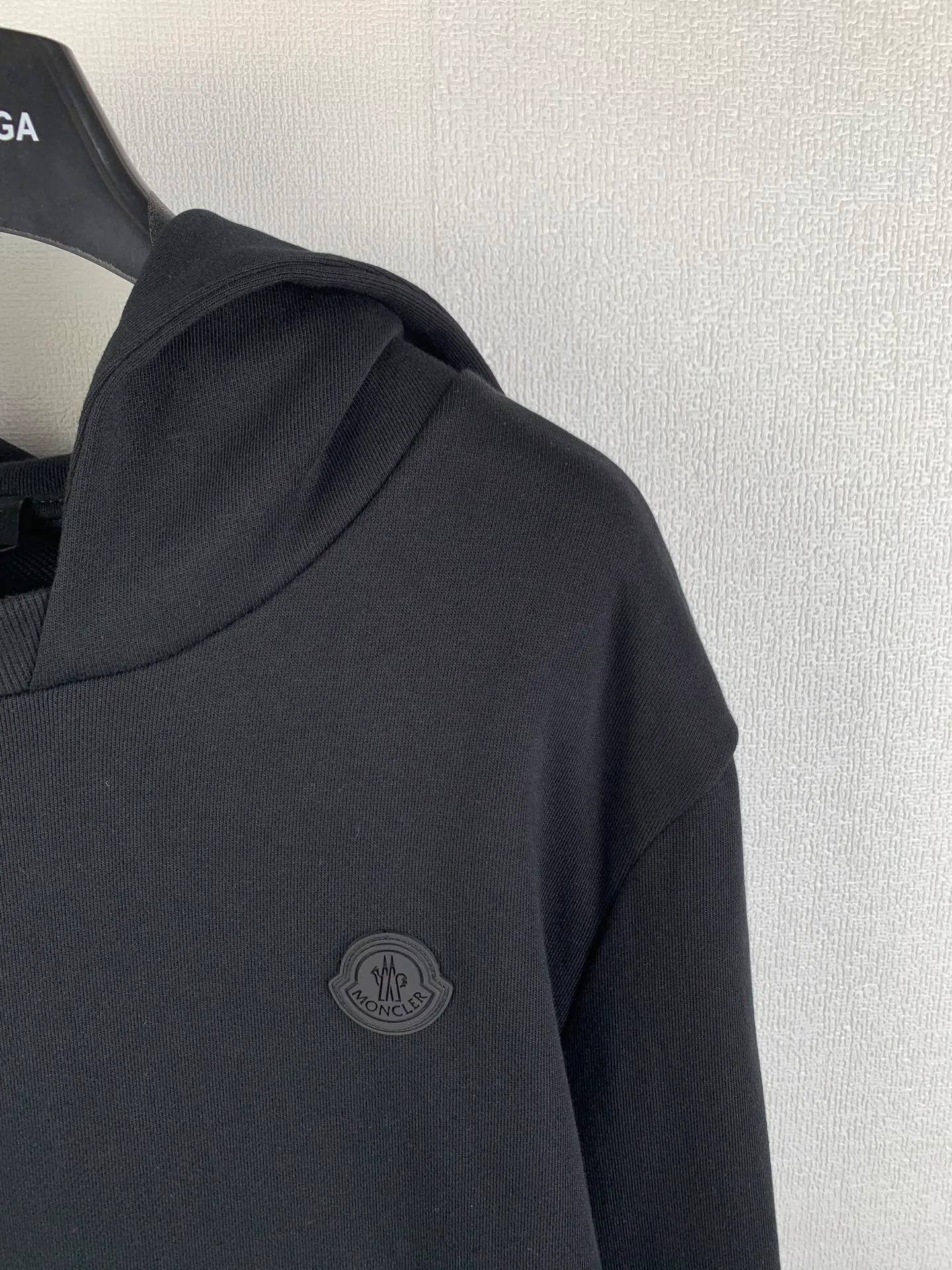 P470 MONCLER hooded cotton same color sweatshirt with back logo ●Authentic 6150 purchase and development ●420g new Maybach combed cotton terry sweatshirt material ●480g 2*2 cotton combed cotton rib ●Fabric enzyme wash ●High temperature heat transfer ●Customized 1:1 plastic label ●Customized 1:1 trademark ●Fit version ●Size: S M L XL