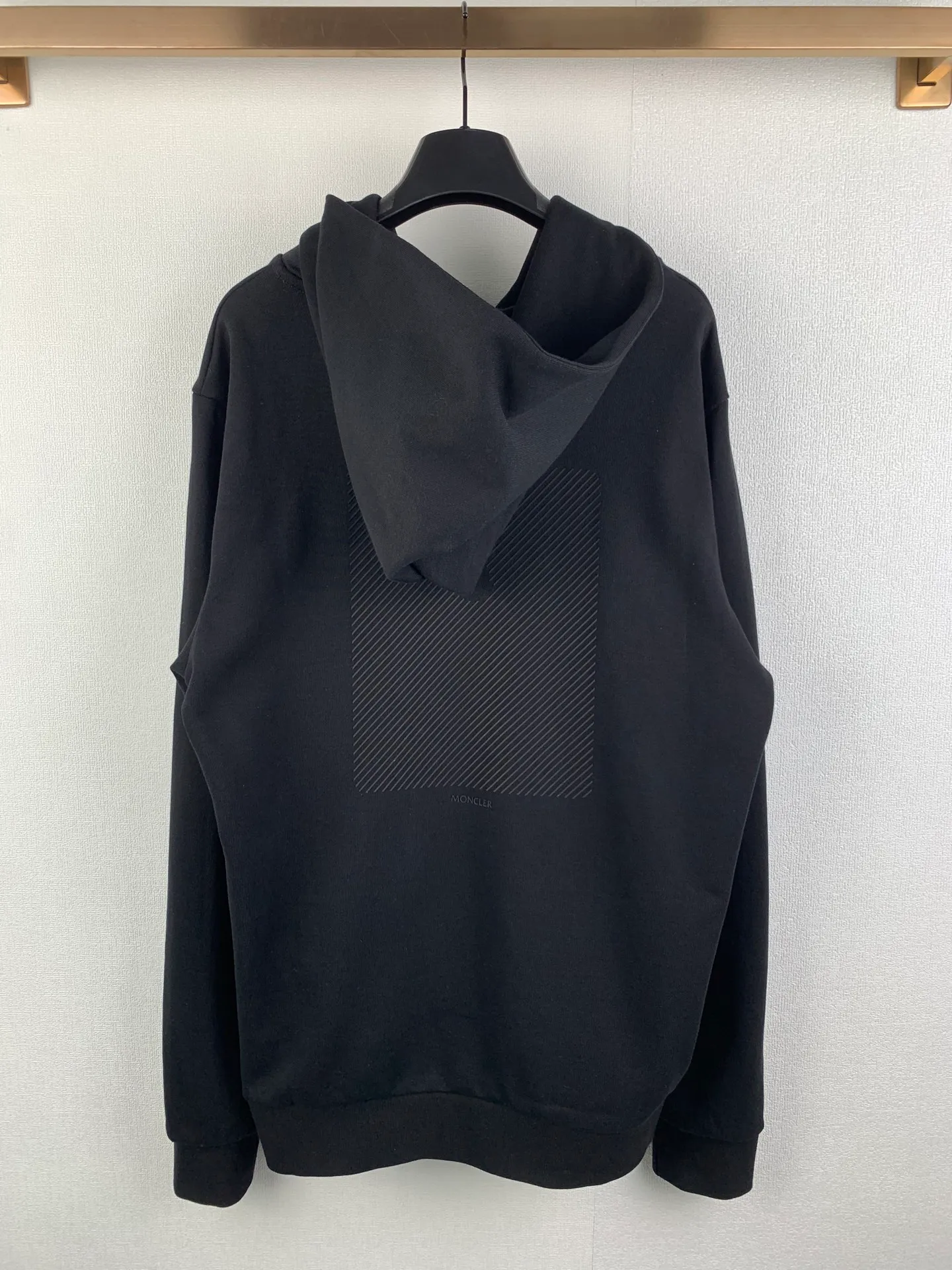 P470 MONCLER hooded cotton same color sweatshirt with back logo ●Authentic 6150 purchase and development ●420g new Maybach combed cotton terry sweatshirt material ●480g 2*2 cotton combed cotton rib ●Fabric enzyme wash ●High temperature heat transfer ●Customized 1:1 plastic label ●Customized 1:1 trademark ●Fit version ●Size: S M L XL