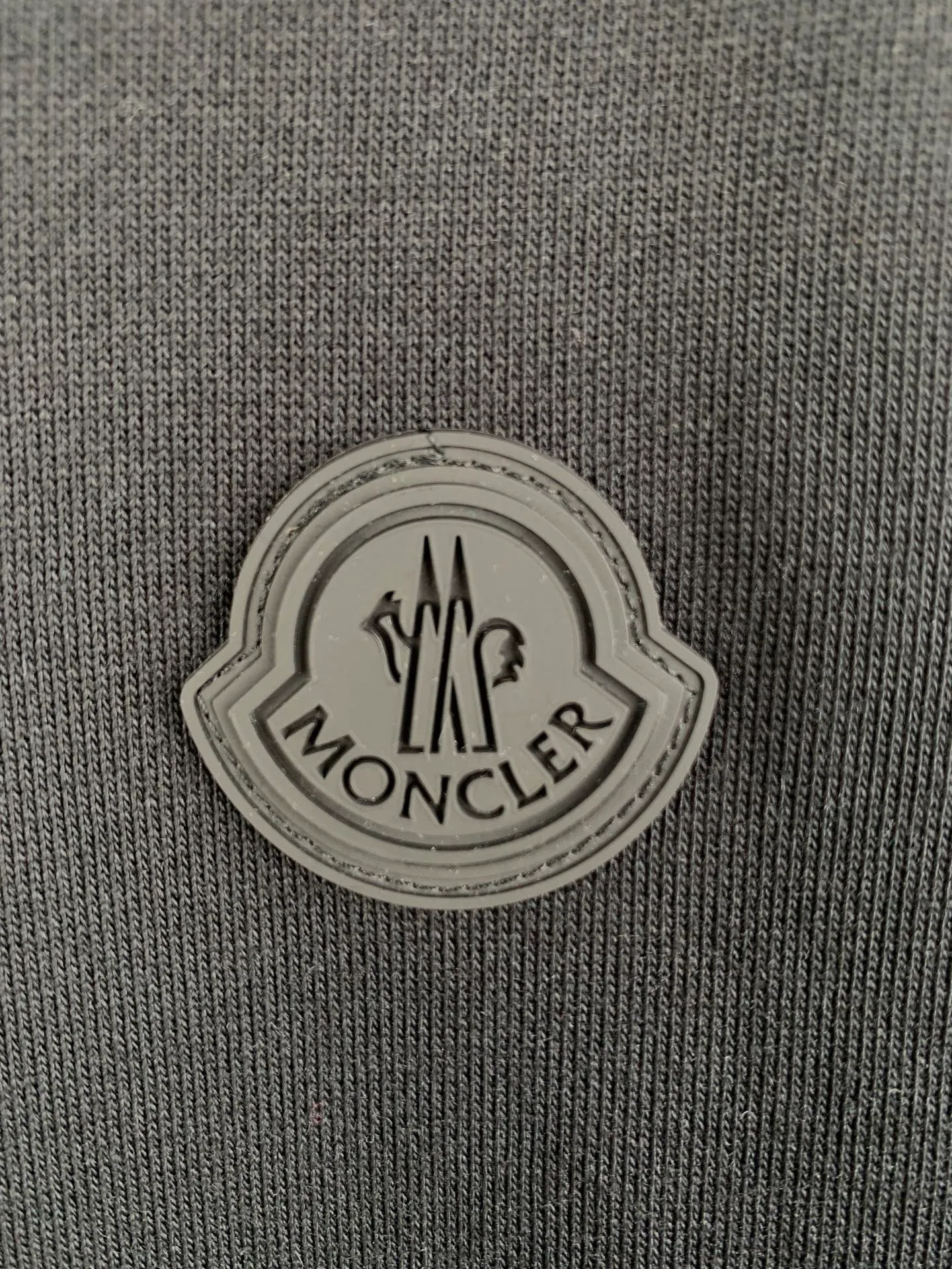 P470 MONCLER hooded cotton same color sweatshirt with back logo ●Authentic 6150 purchase and development ●420g new Maybach combed cotton terry sweatshirt material ●480g 2*2 cotton combed cotton rib ●Fabric enzyme wash ●High temperature heat transfer ●Customized 1:1 plastic label ●Customized 1:1 trademark ●Fit version ●Size: S M L XL