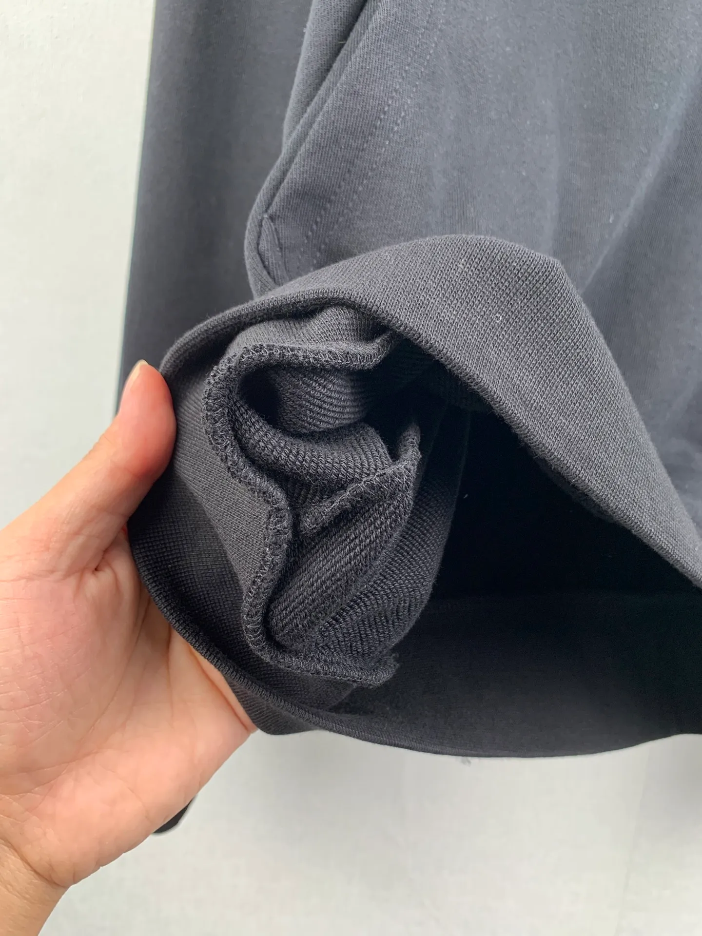 P470 MONCLER hooded cotton same color sweatshirt with back logo ●Authentic 6150 purchase and development ●420g new Maybach combed cotton terry sweatshirt material ●480g 2*2 cotton combed cotton rib ●Fabric enzyme wash ●High temperature heat transfer ●Customized 1:1 plastic label ●Customized 1:1 trademark ●Fit version ●Size: S M L XL