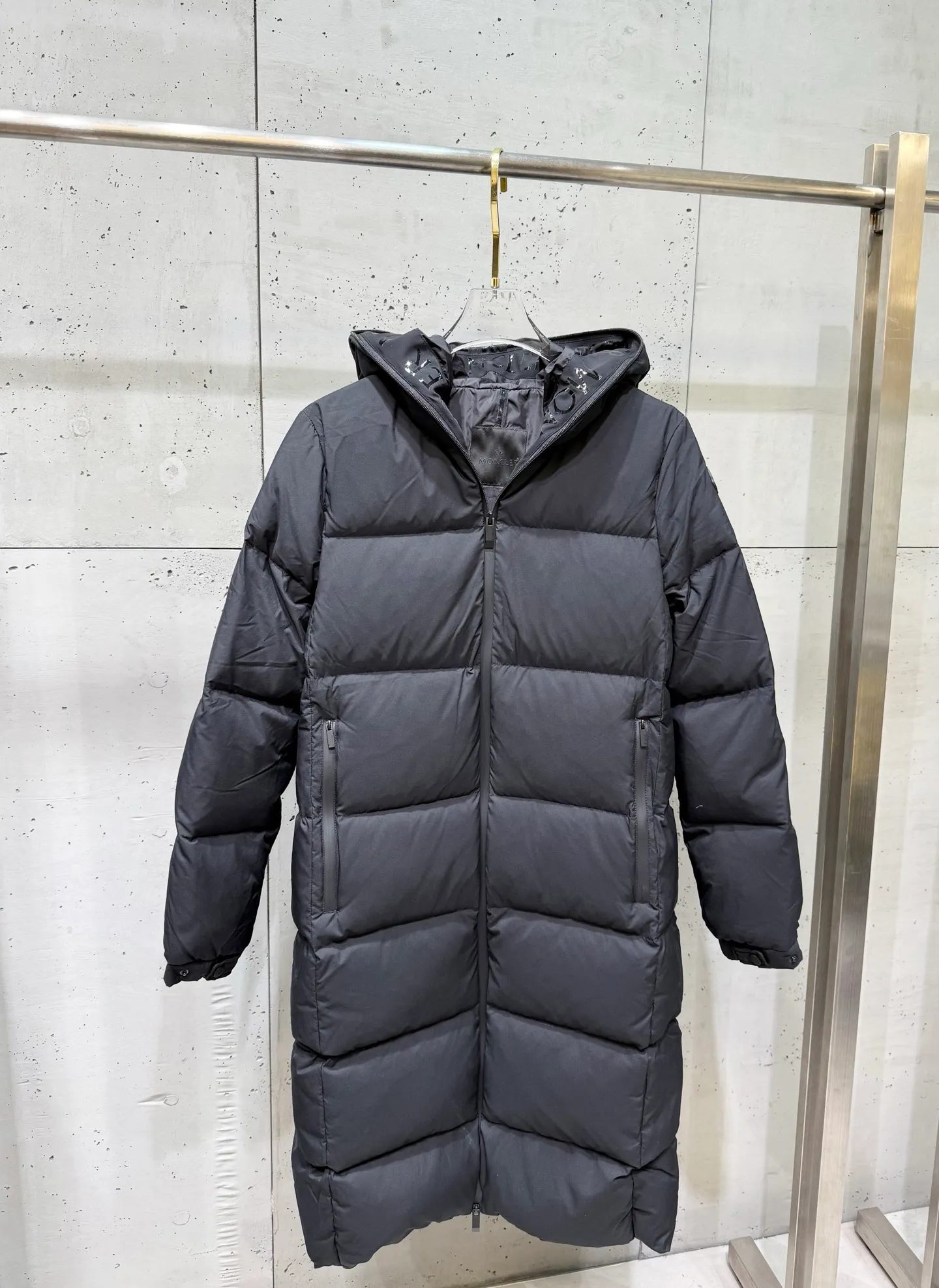 P920 new moncler Arredoun women's hooded long down jacket, fashionable and dynamic, new interpretation of simple style, long waisted down jacket, elasticated back waist design, slimmer and taller, hooded design, access control logo offset printing in the hood, low-key and high-end, super soft skin-friendly fabric, heat-locking and warm, high-quality 90 velvet, excellent warmth retention, all fabrics are customized! The four-layer method of high-density matte matte fabric: surface + high density to prevent problems such as lint leakage and velvet. There is no doubt about the quality and slim fit! High velvet filling, waterproof zipper design, excellent windproof and warm performance. Color: Black Size: 1234
