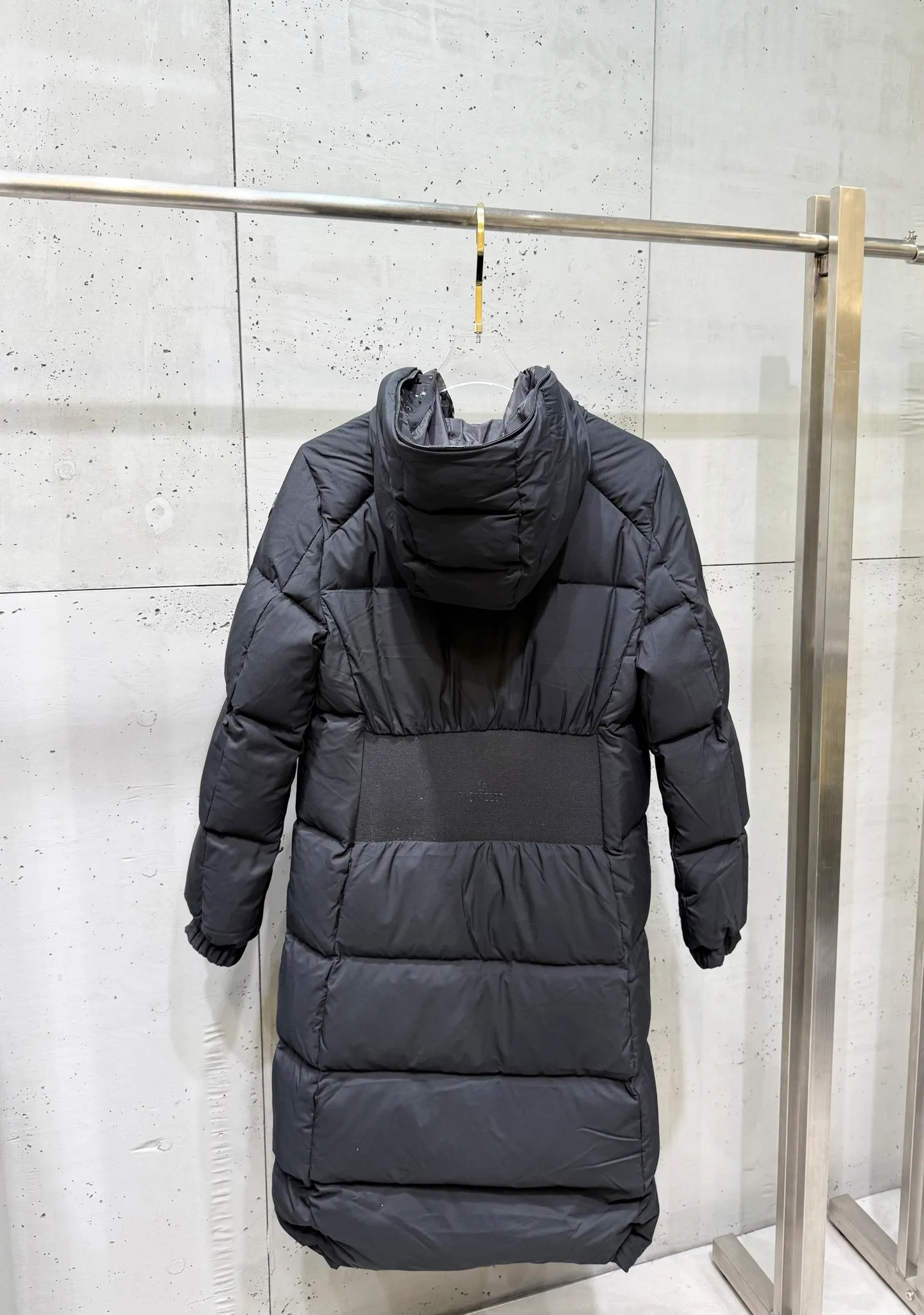 P920 new moncler Arredoun women's hooded long down jacket, fashionable and dynamic, new interpretation of simple style, long waisted down jacket, elasticated back waist design, slimmer and taller, hooded design, access control logo offset printing in the hood, low-key and high-end, super soft skin-friendly fabric, heat-locking and warm, high-quality 90 velvet, excellent warmth retention, all fabrics are customized! The four-layer method of high-density matte matte fabric: surface + high density to prevent problems such as lint leakage and velvet. There is no doubt about the quality and slim fit! High velvet filling, waterproof zipper design, excellent windproof and warm performance. Color: Black Size: 1234