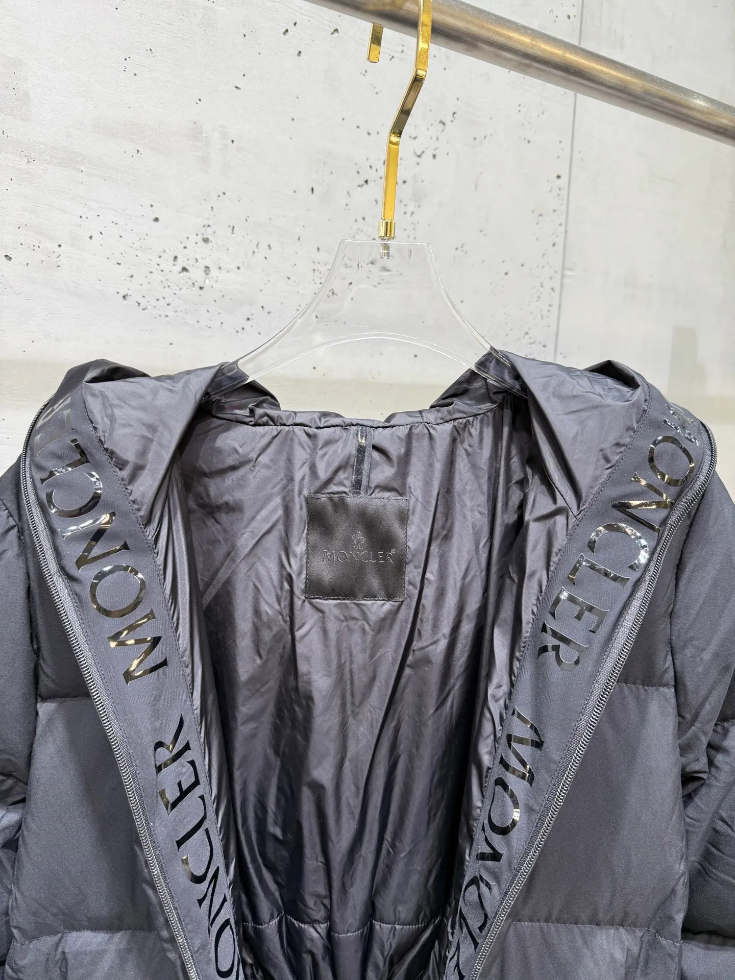 P920 new moncler Arredoun women's hooded long down jacket, fashionable and dynamic, new interpretation of simple style, long waisted down jacket, elasticated back waist design, slimmer and taller, hooded design, access control logo offset printing in the hood, low-key and high-end, super soft skin-friendly fabric, heat-locking and warm, high-quality 90 velvet, excellent warmth retention, all fabrics are customized! The four-layer method of high-density matte matte fabric: surface + high density to prevent problems such as lint leakage and velvet. There is no doubt about the quality and slim fit! High velvet filling, waterproof zipper design, excellent windproof and warm performance. Color: Black Size: 1234