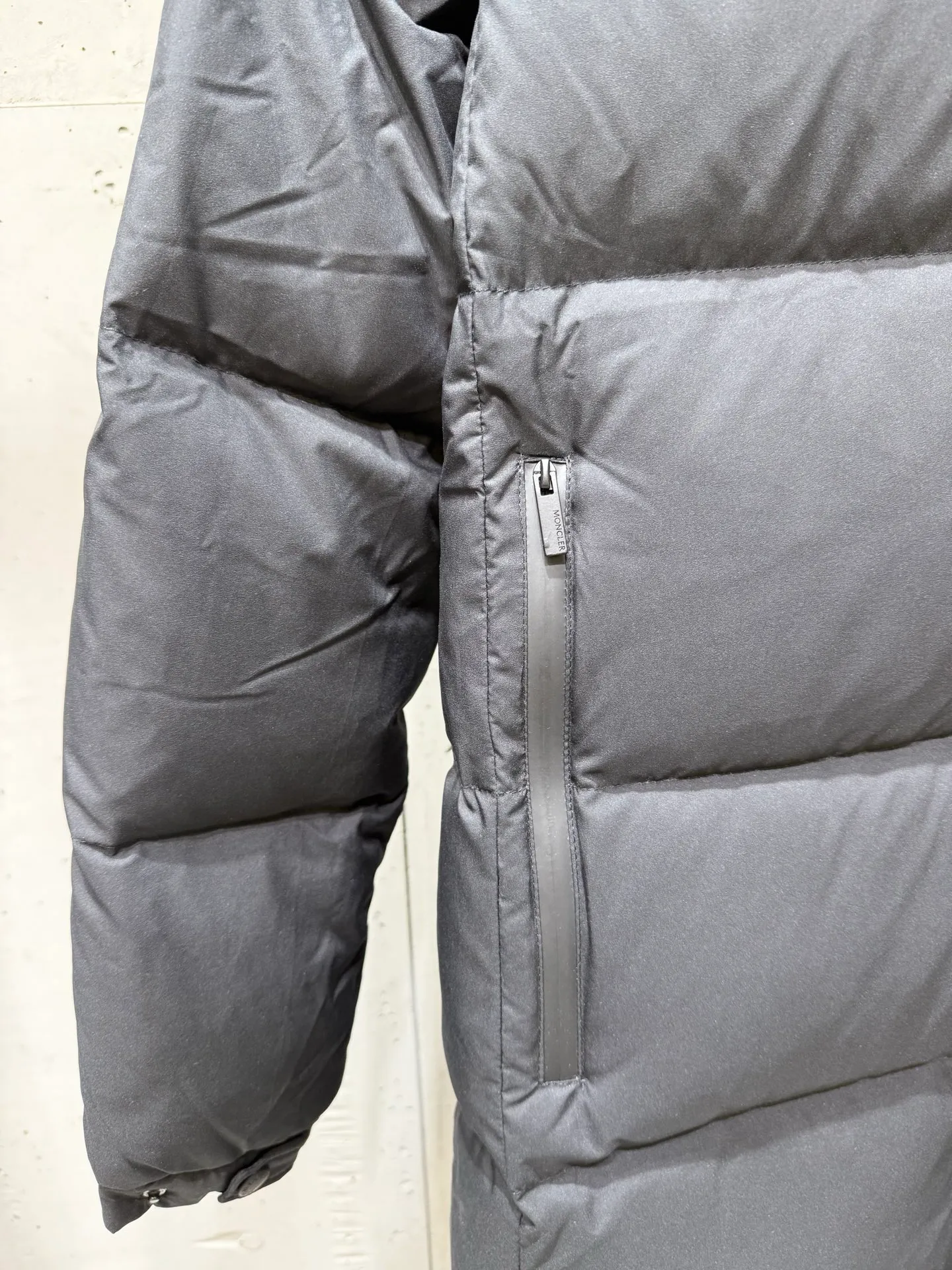 P920 new moncler Arredoun women's hooded long down jacket, fashionable and dynamic, new interpretation of simple style, long waisted down jacket, elasticated back waist design, slimmer and taller, hooded design, access control logo offset printing in the hood, low-key and high-end, super soft skin-friendly fabric, heat-locking and warm, high-quality 90 velvet, excellent warmth retention, all fabrics are customized! The four-layer method of high-density matte matte fabric: surface + high density to prevent problems such as lint leakage and velvet. There is no doubt about the quality and slim fit! High velvet filling, waterproof zipper design, excellent windproof and warm performance. Color: Black Size: 1234