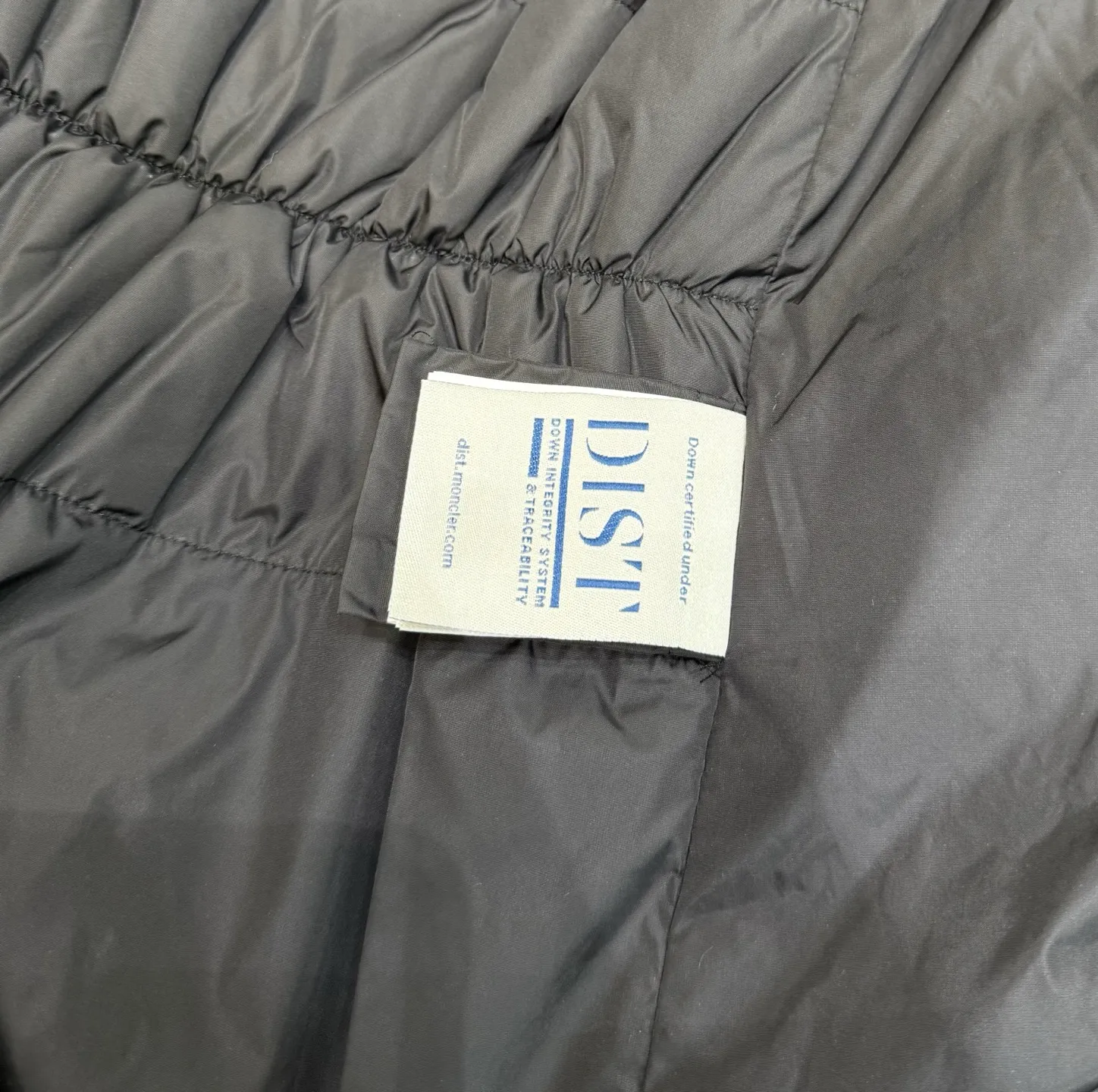 P920 new moncler Arredoun women's hooded long down jacket, fashionable and dynamic, new interpretation of simple style, long waisted down jacket, elasticated back waist design, slimmer and taller, hooded design, access control logo offset printing in the hood, low-key and high-end, super soft skin-friendly fabric, heat-locking and warm, high-quality 90 velvet, excellent warmth retention, all fabrics are customized! The four-layer method of high-density matte matte fabric: surface + high density to prevent problems such as lint leakage and velvet. There is no doubt about the quality and slim fit! High velvet filling, waterproof zipper design, excellent windproof and warm performance. Color: Black Size: 1234