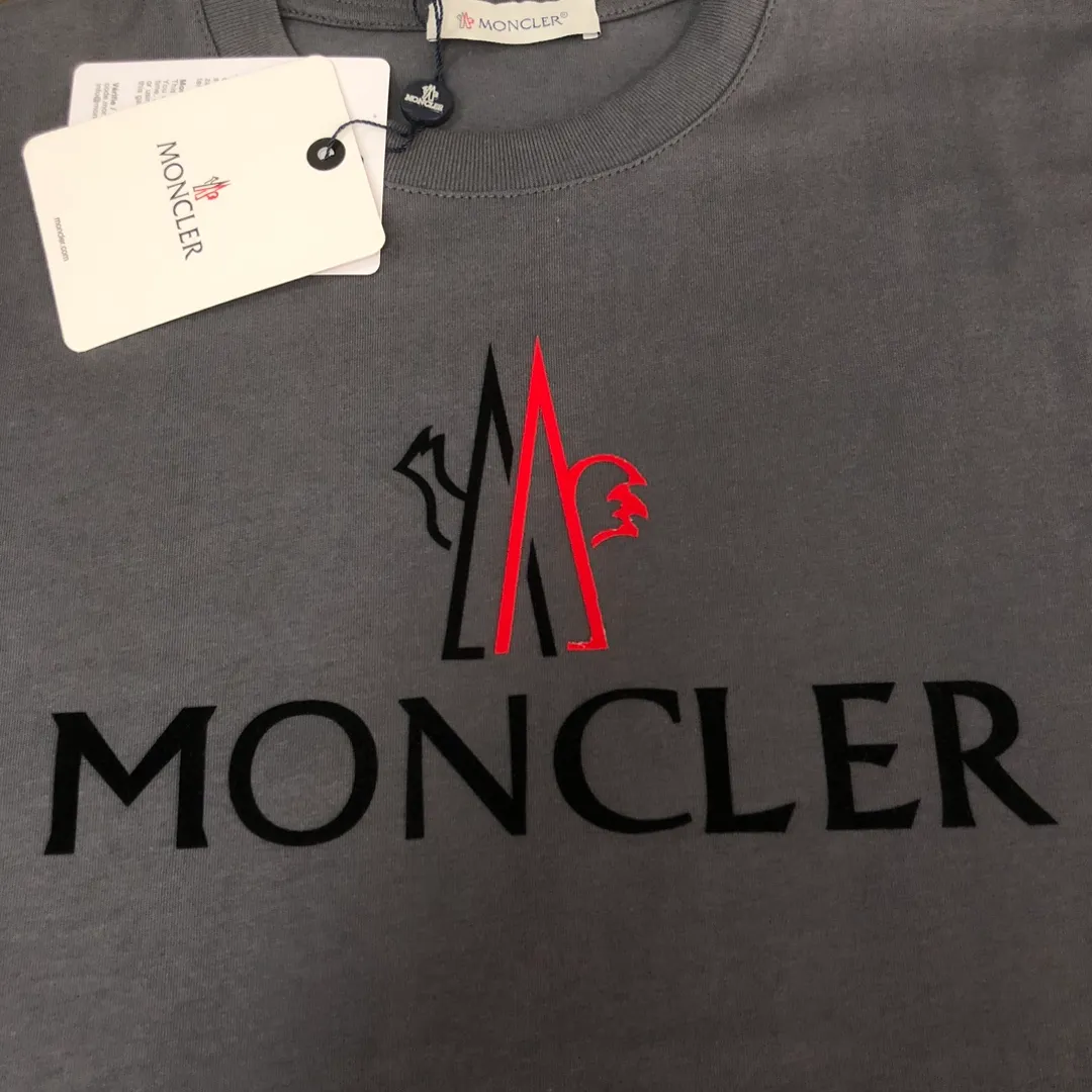 P150 MONCLER 25 latest short-sleeved T-shirt for couples ~ brand new element letter printing design ~ the fabric upper body is comfortable and breathable, not stiff, slim cut, made of high-end custom-made pure cotton fabric! The upper body is comfortable and stylish, and it can be worn alone as an inner layer. It is a must-have for fashionistas! ! ! Color: Black White Royal Blue Light Gray Dark Gray Size: S M L XL (Loose fit! Please state your height and weight when placing an order)