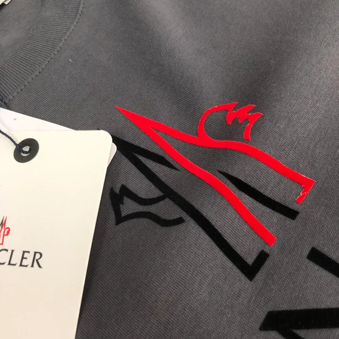 P150 MONCLER 25 latest short-sleeved T-shirt for couples ~ brand new element letter printing design ~ the fabric upper body is comfortable and breathable, not stiff, slim cut, made of high-end custom-made pure cotton fabric! The upper body is comfortable and stylish, and it can be worn alone as an inner layer. It is a must-have for fashionistas! ! ! Color: Black White Royal Blue Light Gray Dark Gray Size: S M L XL (Loose fit! Please state your height and weight when placing an order)