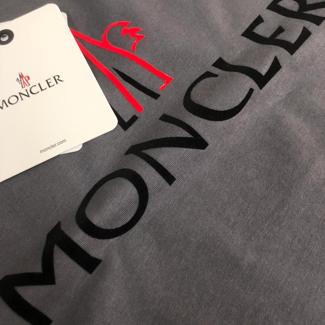 P150 MONCLER 25 latest short-sleeved T-shirt for couples ~ brand new element letter printing design ~ the fabric upper body is comfortable and breathable, not stiff, slim cut, made of high-end custom-made pure cotton fabric! The upper body is comfortable and stylish, and it can be worn alone as an inner layer. It is a must-have for fashionistas! ! ! Color: Black White Royal Blue Light Gray Dark Gray Size: S M L XL (Loose fit! Please state your height and weight when placing an order)