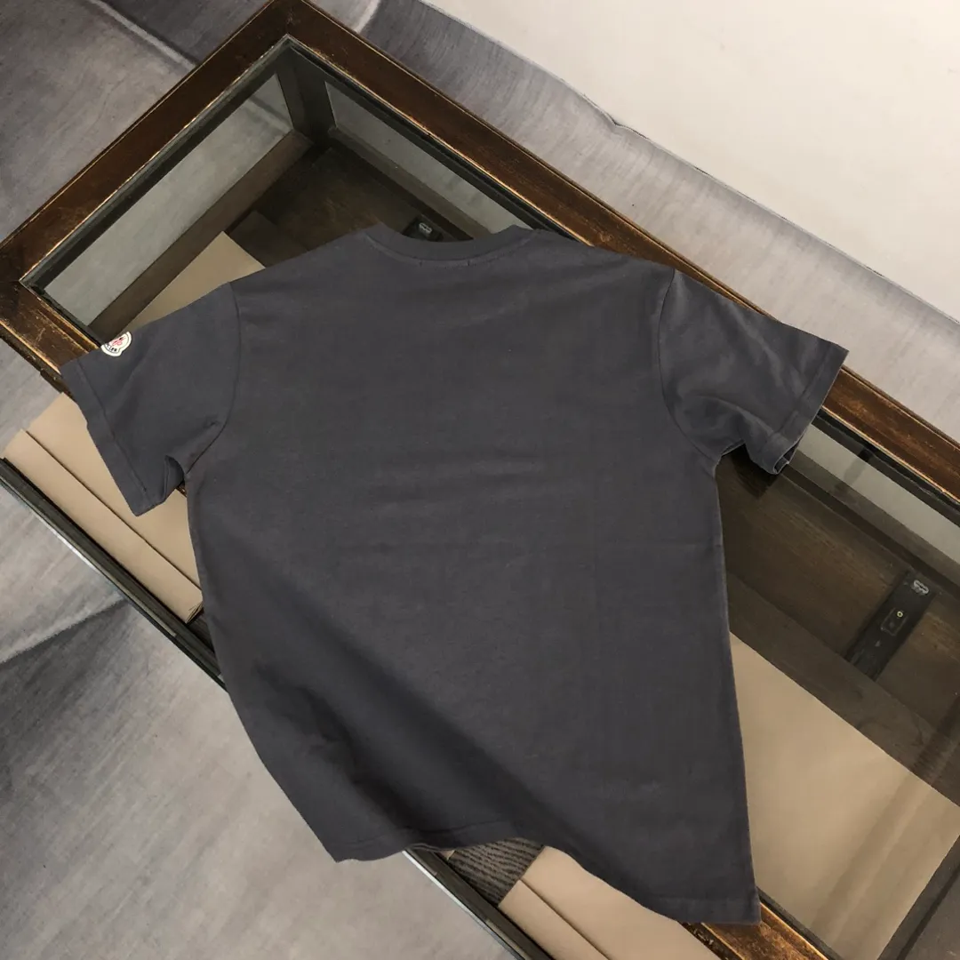 P150 MONCLER 25 latest short-sleeved T-shirt for couples ~ brand new element letter printing design ~ the fabric upper body is comfortable and breathable, not stiff, slim cut, made of high-end custom-made pure cotton fabric! The upper body is comfortable and stylish, and it can be worn alone as an inner layer. It is a must-have for fashionistas! ! ! Color: Black White Royal Blue Light Gray Dark Gray Size: S M L XL (Loose fit! Please state your height and weight when placing an order)