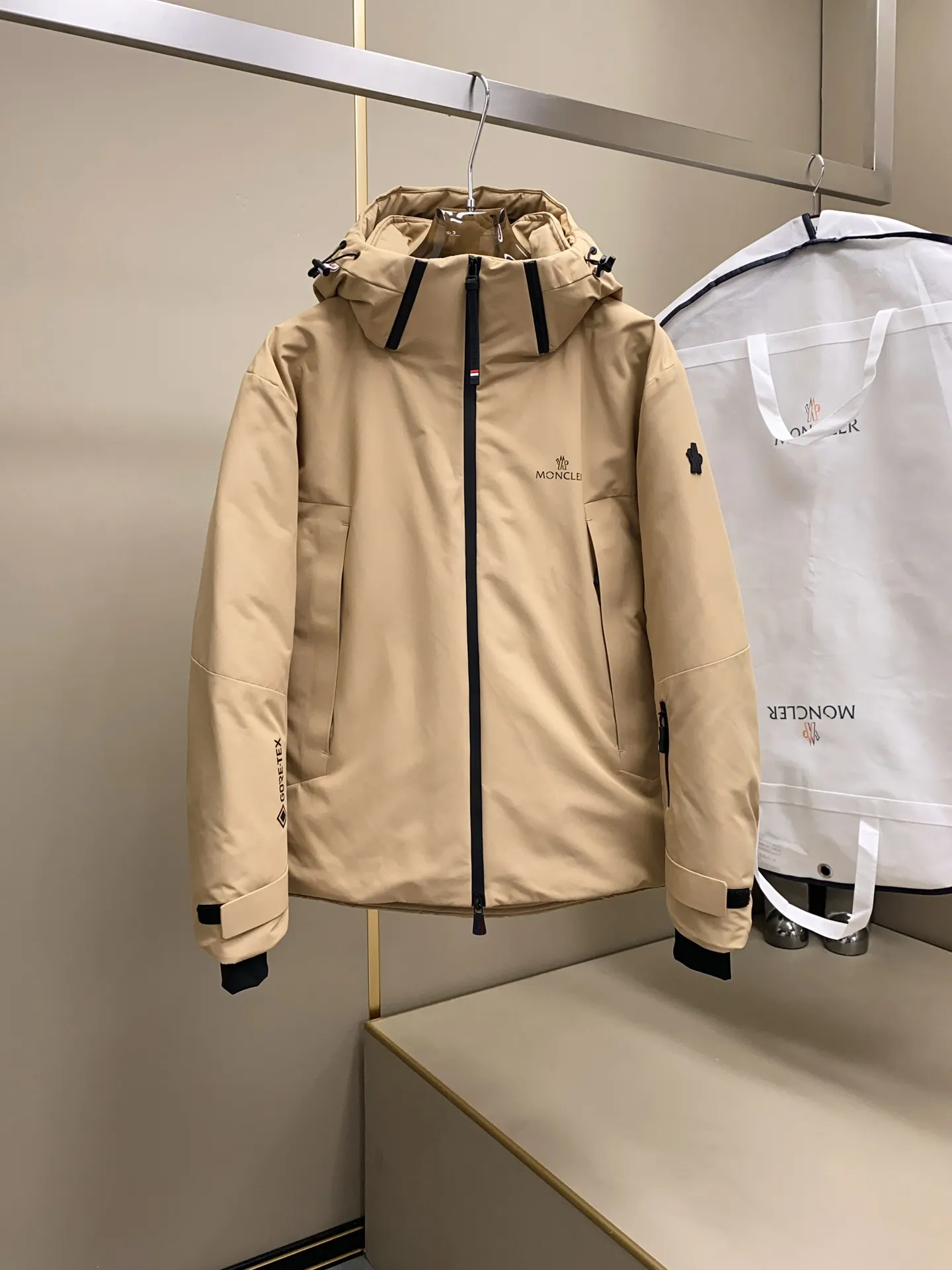 P1580 Old OEM channel, Moncler 25FW new thin and light men's hooded casual down jacket! Trading company orders Jeluz men's down inspired by classic, men's choice for outdoor activities! The product is made of GORE-Tex waterproof outdoor sports fabric and decorated with recyclable details, which demonstrates the brand's commitment to external environmental protection. The adjustable cuffs and two-way zipper ensure easy wearing and adjustment of the silhouette; the interior is made of European-standard environmentally friendly 90% white duck down + 10% feather high-content filling, which is warmer and lighter than traditional down jackets in the past. You will know its high-end atmosphere when you try it in person. The upper body is comfortable, warm and breathable without any bloated feeling! At the same time, it has a high sense of class and recognition. The seams of the body are all cut in position to ensure visual beauty, which is very time-consuming and material-consuming! The fashionable detachable vest can be worn alone. The detachable hooded stand-up collar design is easy to disassemble and assemble to create different fashionable looks. The concealed placket, two-way zipper opening and closing, elastic cuffs and drawstring hem cuff design can better withstand the cold wind and keep the upper body warm in autumn and winter. It is a tall and stylish item! Color: Khaki Size: M-3XL G9003 data reference: Size 0: shoulder width 51cm-bust 114cm-shirt length 70cm-sleeve length 61cm Size 1: shoulder width 52cm-chest 118cm-shirt length 71cm-sleeve length 62cm Size 2: shoulder width 53cm-chest 122cm-shirt length 72cm-sleeve length 63cm 3 Size: Shoulder width 54cm - Bust 126cm - Clothing length 73cm - Sleeve length 64cm Size 4: Shoulder width 55cm - Bust 130cm - Clothing length 75cm - Sleeve length 64cm