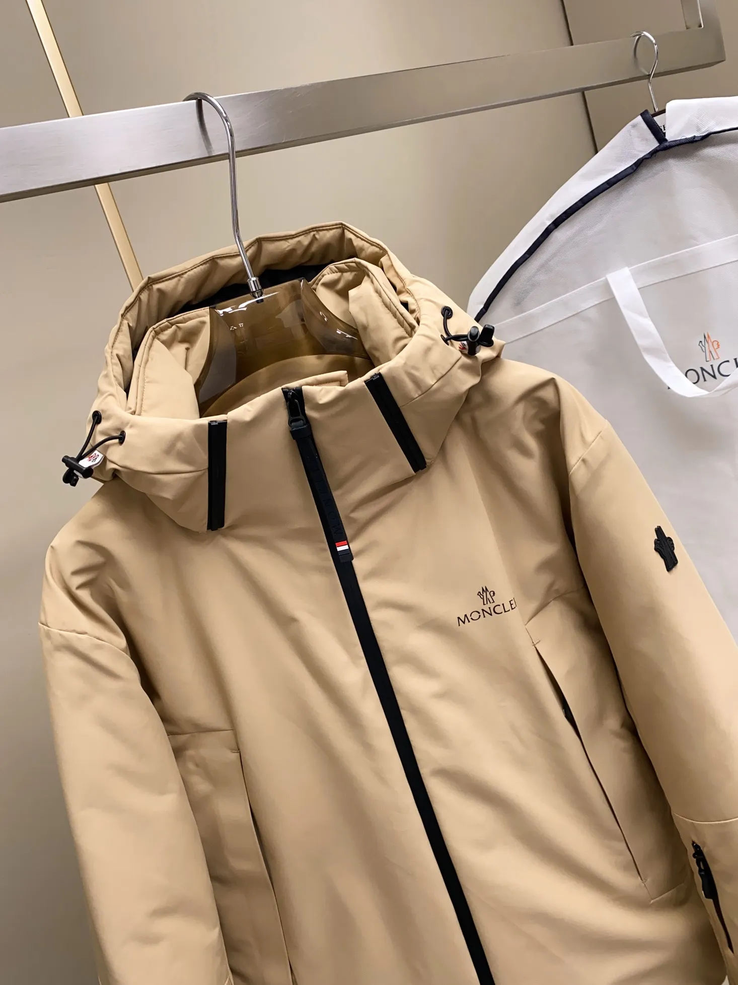 P1580 Old OEM channel, Moncler 25FW new thin and light men's hooded casual down jacket! Trading company orders Jeluz men's down inspired by classic, men's choice for outdoor activities! The product is made of GORE-Tex waterproof outdoor sports fabric and decorated with recyclable details, which demonstrates the brand's commitment to external environmental protection. The adjustable cuffs and two-way zipper ensure easy wearing and adjustment of the silhouette; the interior is made of European-standard environmentally friendly 90% white duck down + 10% feather high-content filling, which is warmer and lighter than traditional down jackets in the past. You will know its high-end atmosphere when you try it in person. The upper body is comfortable, warm and breathable without any bloated feeling! At the same time, it has a high sense of class and recognition. The seams of the body are all cut in position to ensure visual beauty, which is very time-consuming and material-consuming! The fashionable detachable vest can be worn alone. The detachable hooded stand-up collar design is easy to disassemble and assemble to create different fashionable looks. The concealed placket, two-way zipper opening and closing, elastic cuffs and drawstring hem cuff design can better withstand the cold wind and keep the upper body warm in autumn and winter. It is a tall and stylish item! Color: Khaki Size: M-3XL G9003 data reference: Size 0: shoulder width 51cm-bust 114cm-shirt length 70cm-sleeve length 61cm Size 1: shoulder width 52cm-chest 118cm-shirt length 71cm-sleeve length 62cm Size 2: shoulder width 53cm-chest 122cm-shirt length 72cm-sleeve length 63cm 3 Size: Shoulder width 54cm - Bust 126cm - Clothing length 73cm - Sleeve length 64cm Size 4: Shoulder width 55cm - Bust 130cm - Clothing length 75cm - Sleeve length 64cm