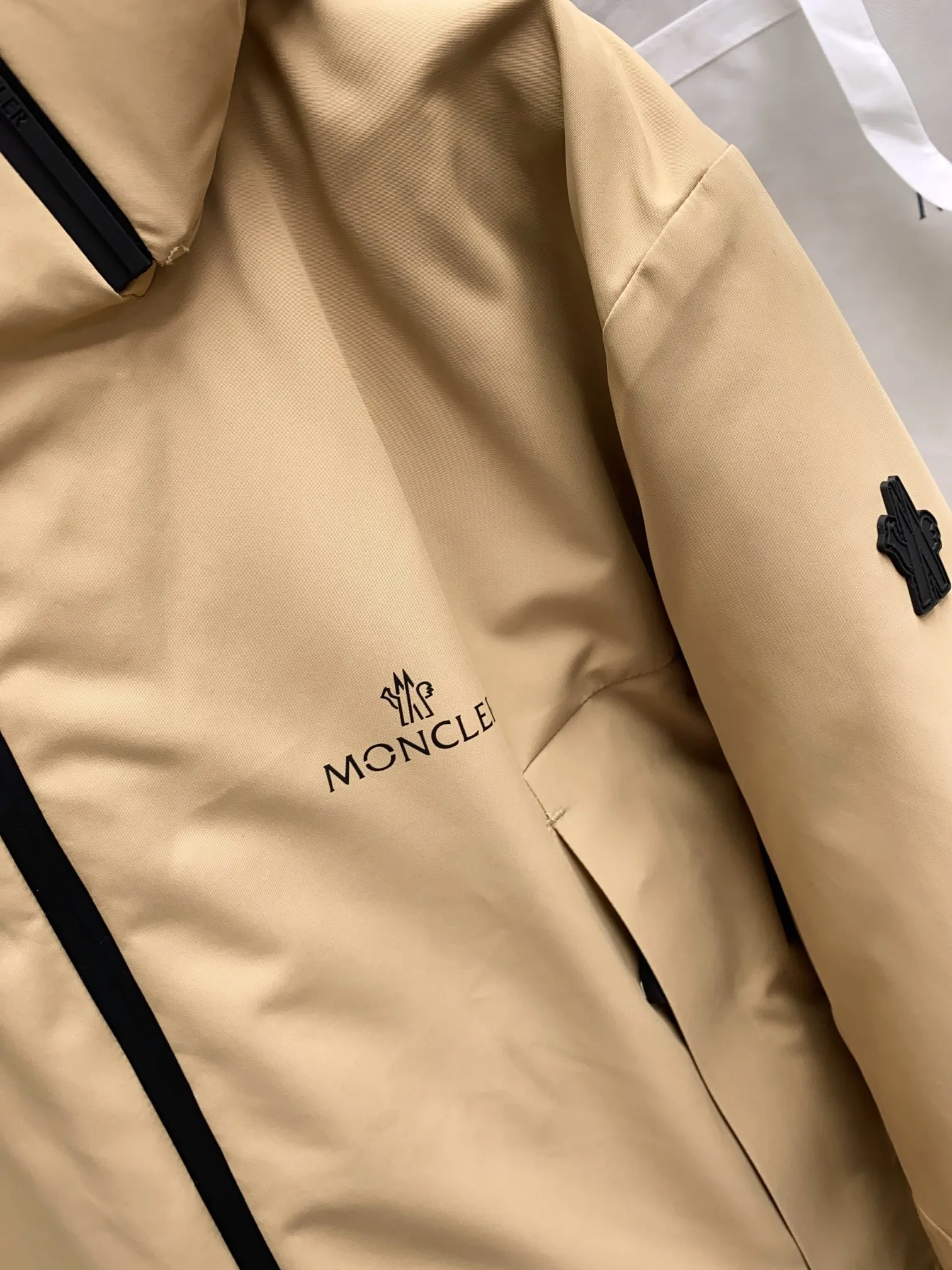 P1580 Old OEM channel, Moncler 25FW new thin and light men's hooded casual down jacket! Trading company orders Jeluz men's down inspired by classic, men's choice for outdoor activities! The product is made of GORE-Tex waterproof outdoor sports fabric and decorated with recyclable details, which demonstrates the brand's commitment to external environmental protection. The adjustable cuffs and two-way zipper ensure easy wearing and adjustment of the silhouette; the interior is made of European-standard environmentally friendly 90% white duck down + 10% feather high-content filling, which is warmer and lighter than traditional down jackets in the past. You will know its high-end atmosphere when you try it in person. The upper body is comfortable, warm and breathable without any bloated feeling! At the same time, it has a high sense of class and recognition. The seams of the body are all cut in position to ensure visual beauty, which is very time-consuming and material-consuming! The fashionable detachable vest can be worn alone. The detachable hooded stand-up collar design is easy to disassemble and assemble to create different fashionable looks. The concealed placket, two-way zipper opening and closing, elastic cuffs and drawstring hem cuff design can better withstand the cold wind and keep the upper body warm in autumn and winter. It is a tall and stylish item! Color: Khaki Size: M-3XL G9003 data reference: Size 0: shoulder width 51cm-bust 114cm-shirt length 70cm-sleeve length 61cm Size 1: shoulder width 52cm-chest 118cm-shirt length 71cm-sleeve length 62cm Size 2: shoulder width 53cm-chest 122cm-shirt length 72cm-sleeve length 63cm 3 Size: Shoulder width 54cm - Bust 126cm - Clothing length 73cm - Sleeve length 64cm Size 4: Shoulder width 55cm - Bust 130cm - Clothing length 75cm - Sleeve length 64cm