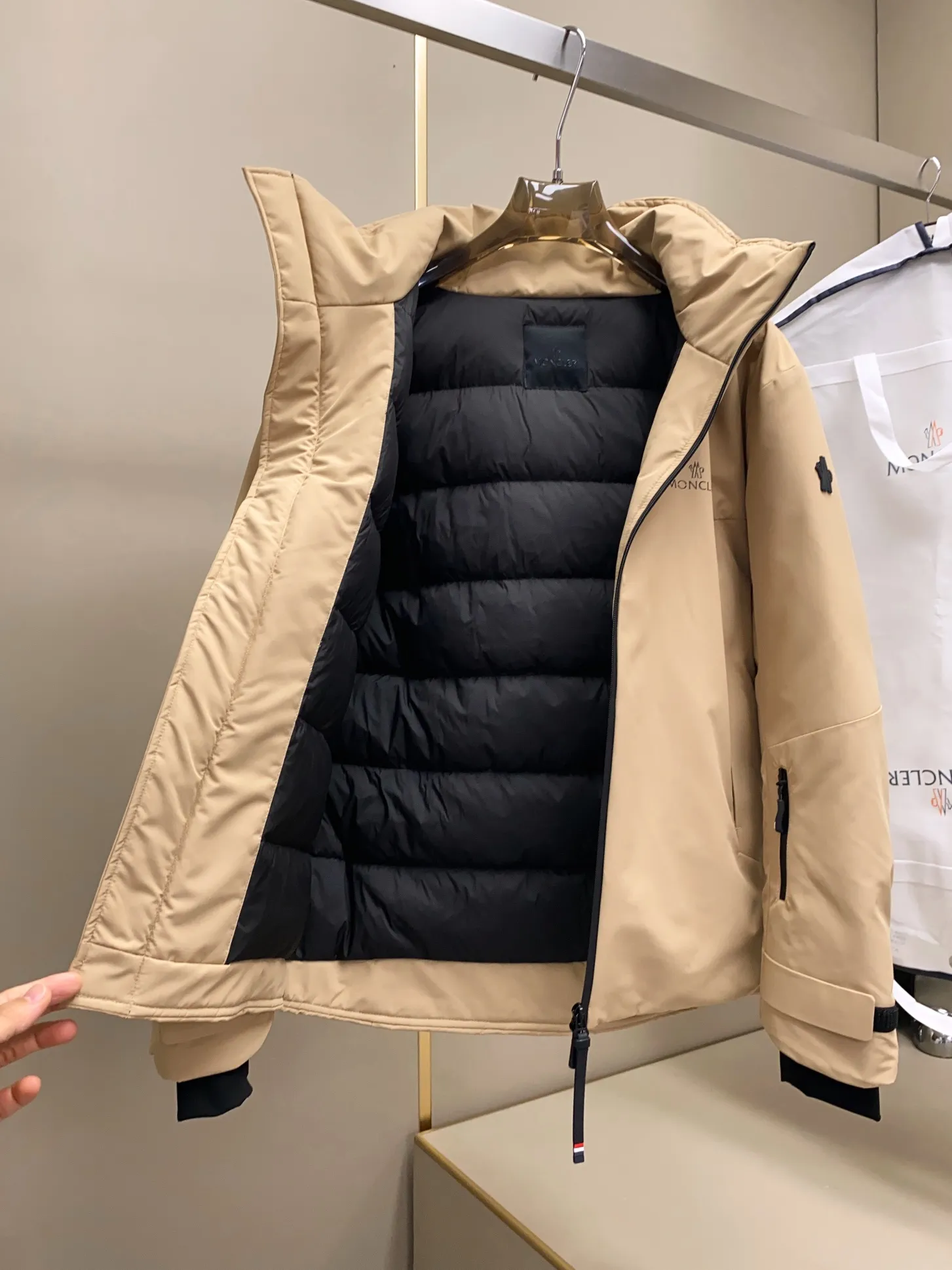P1580 Old OEM channel, Moncler 25FW new thin and light men's hooded casual down jacket! Trading company orders Jeluz men's down inspired by classic, men's choice for outdoor activities! The product is made of GORE-Tex waterproof outdoor sports fabric and decorated with recyclable details, which demonstrates the brand's commitment to external environmental protection. The adjustable cuffs and two-way zipper ensure easy wearing and adjustment of the silhouette; the interior is made of European-standard environmentally friendly 90% white duck down + 10% feather high-content filling, which is warmer and lighter than traditional down jackets in the past. You will know its high-end atmosphere when you try it in person. The upper body is comfortable, warm and breathable without any bloated feeling! At the same time, it has a high sense of class and recognition. The seams of the body are all cut in position to ensure visual beauty, which is very time-consuming and material-consuming! The fashionable detachable vest can be worn alone. The detachable hooded stand-up collar design is easy to disassemble and assemble to create different fashionable looks. The concealed placket, two-way zipper opening and closing, elastic cuffs and drawstring hem cuff design can better withstand the cold wind and keep the upper body warm in autumn and winter. It is a tall and stylish item! Color: Khaki Size: M-3XL G9003 data reference: Size 0: shoulder width 51cm-bust 114cm-shirt length 70cm-sleeve length 61cm Size 1: shoulder width 52cm-chest 118cm-shirt length 71cm-sleeve length 62cm Size 2: shoulder width 53cm-chest 122cm-shirt length 72cm-sleeve length 63cm 3 Size: Shoulder width 54cm - Bust 126cm - Clothing length 73cm - Sleeve length 64cm Size 4: Shoulder width 55cm - Bust 130cm - Clothing length 75cm - Sleeve length 64cm