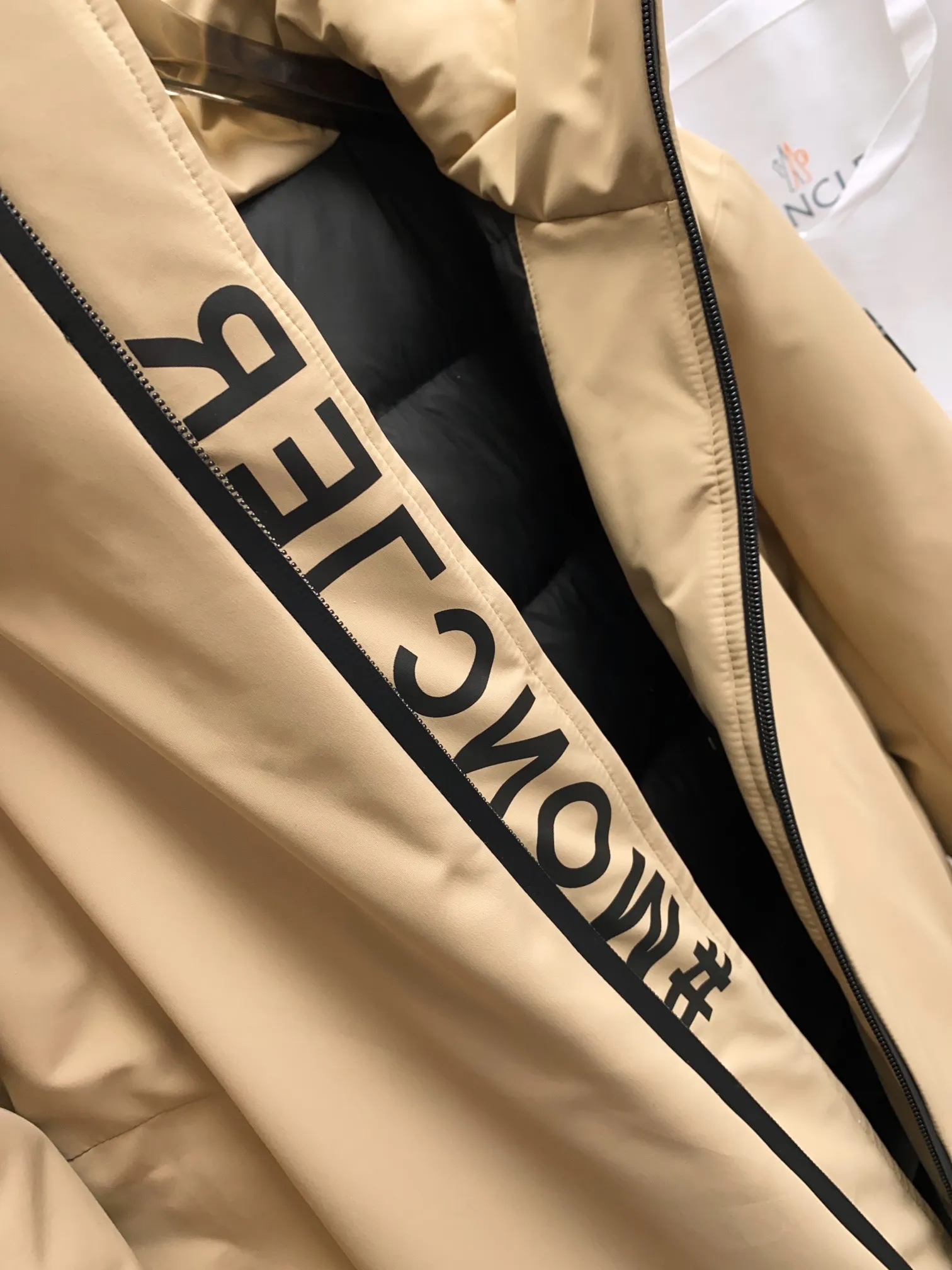 P1580 Old OEM channel, Moncler 25FW new thin and light men's hooded casual down jacket! Trading company orders Jeluz men's down inspired by classic, men's choice for outdoor activities! The product is made of GORE-Tex waterproof outdoor sports fabric and decorated with recyclable details, which demonstrates the brand's commitment to external environmental protection. The adjustable cuffs and two-way zipper ensure easy wearing and adjustment of the silhouette; the interior is made of European-standard environmentally friendly 90% white duck down + 10% feather high-content filling, which is warmer and lighter than traditional down jackets in the past. You will know its high-end atmosphere when you try it in person. The upper body is comfortable, warm and breathable without any bloated feeling! At the same time, it has a high sense of class and recognition. The seams of the body are all cut in position to ensure visual beauty, which is very time-consuming and material-consuming! The fashionable detachable vest can be worn alone. The detachable hooded stand-up collar design is easy to disassemble and assemble to create different fashionable looks. The concealed placket, two-way zipper opening and closing, elastic cuffs and drawstring hem cuff design can better withstand the cold wind and keep the upper body warm in autumn and winter. It is a tall and stylish item! Color: Khaki Size: M-3XL G9003 data reference: Size 0: shoulder width 51cm-bust 114cm-shirt length 70cm-sleeve length 61cm Size 1: shoulder width 52cm-chest 118cm-shirt length 71cm-sleeve length 62cm Size 2: shoulder width 53cm-chest 122cm-shirt length 72cm-sleeve length 63cm 3 Size: Shoulder width 54cm - Bust 126cm - Clothing length 73cm - Sleeve length 64cm Size 4: Shoulder width 55cm - Bust 130cm - Clothing length 75cm - Sleeve length 64cm