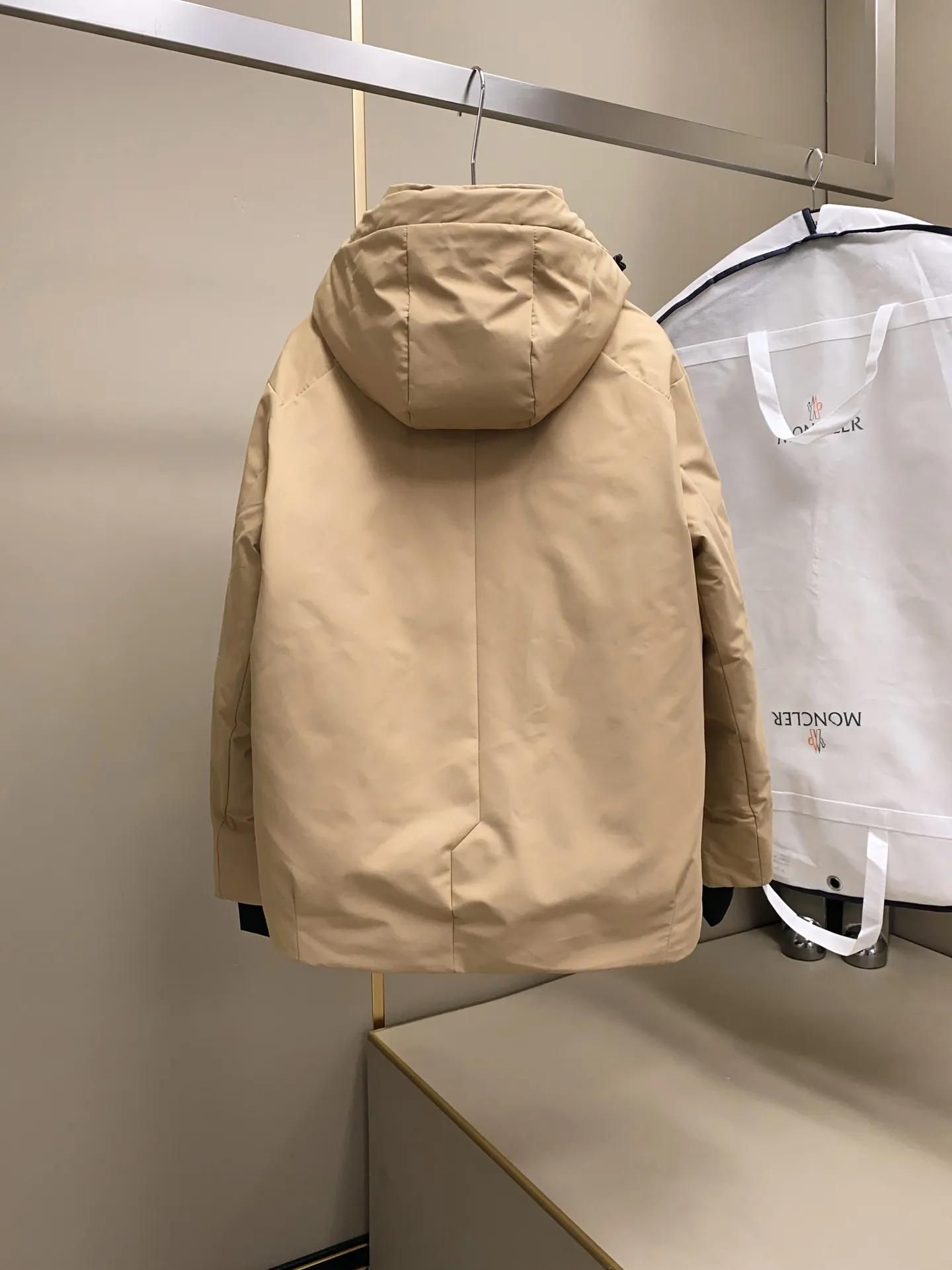P1580 Old OEM channel, Moncler 25FW new thin and light men's hooded casual down jacket! Trading company orders Jeluz men's down inspired by classic, men's choice for outdoor activities! The product is made of GORE-Tex waterproof outdoor sports fabric and decorated with recyclable details, which demonstrates the brand's commitment to external environmental protection. The adjustable cuffs and two-way zipper ensure easy wearing and adjustment of the silhouette; the interior is made of European-standard environmentally friendly 90% white duck down + 10% feather high-content filling, which is warmer and lighter than traditional down jackets in the past. You will know its high-end atmosphere when you try it in person. The upper body is comfortable, warm and breathable without any bloated feeling! At the same time, it has a high sense of class and recognition. The seams of the body are all cut in position to ensure visual beauty, which is very time-consuming and material-consuming! The fashionable detachable vest can be worn alone. The detachable hooded stand-up collar design is easy to disassemble and assemble to create different fashionable looks. The concealed placket, two-way zipper opening and closing, elastic cuffs and drawstring hem cuff design can better withstand the cold wind and keep the upper body warm in autumn and winter. It is a tall and stylish item! Color: Khaki Size: M-3XL G9003 data reference: Size 0: shoulder width 51cm-bust 114cm-shirt length 70cm-sleeve length 61cm Size 1: shoulder width 52cm-chest 118cm-shirt length 71cm-sleeve length 62cm Size 2: shoulder width 53cm-chest 122cm-shirt length 72cm-sleeve length 63cm 3 Size: Shoulder width 54cm - Bust 126cm - Clothing length 73cm - Sleeve length 64cm Size 4: Shoulder width 55cm - Bust 130cm - Clothing length 75cm - Sleeve length 64cm