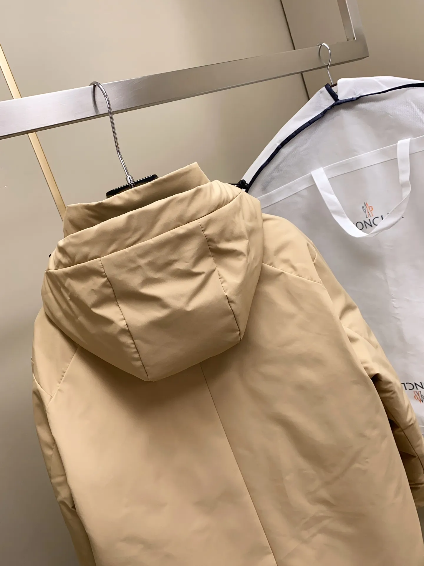 P1580 Old OEM channel, Moncler 25FW new thin and light men's hooded casual down jacket! Trading company orders Jeluz men's down inspired by classic, men's choice for outdoor activities! The product is made of GORE-Tex waterproof outdoor sports fabric and decorated with recyclable details, which demonstrates the brand's commitment to external environmental protection. The adjustable cuffs and two-way zipper ensure easy wearing and adjustment of the silhouette; the interior is made of European-standard environmentally friendly 90% white duck down + 10% feather high-content filling, which is warmer and lighter than traditional down jackets in the past. You will know its high-end atmosphere when you try it in person. The upper body is comfortable, warm and breathable without any bloated feeling! At the same time, it has a high sense of class and recognition. The seams of the body are all cut in position to ensure visual beauty, which is very time-consuming and material-consuming! The fashionable detachable vest can be worn alone. The detachable hooded stand-up collar design is easy to disassemble and assemble to create different fashionable looks. The concealed placket, two-way zipper opening and closing, elastic cuffs and drawstring hem cuff design can better withstand the cold wind and keep the upper body warm in autumn and winter. It is a tall and stylish item! Color: Khaki Size: M-3XL G9003 data reference: Size 0: shoulder width 51cm-bust 114cm-shirt length 70cm-sleeve length 61cm Size 1: shoulder width 52cm-chest 118cm-shirt length 71cm-sleeve length 62cm Size 2: shoulder width 53cm-chest 122cm-shirt length 72cm-sleeve length 63cm 3 Size: Shoulder width 54cm - Bust 126cm - Clothing length 73cm - Sleeve length 64cm Size 4: Shoulder width 55cm - Bust 130cm - Clothing length 75cm - Sleeve length 64cm